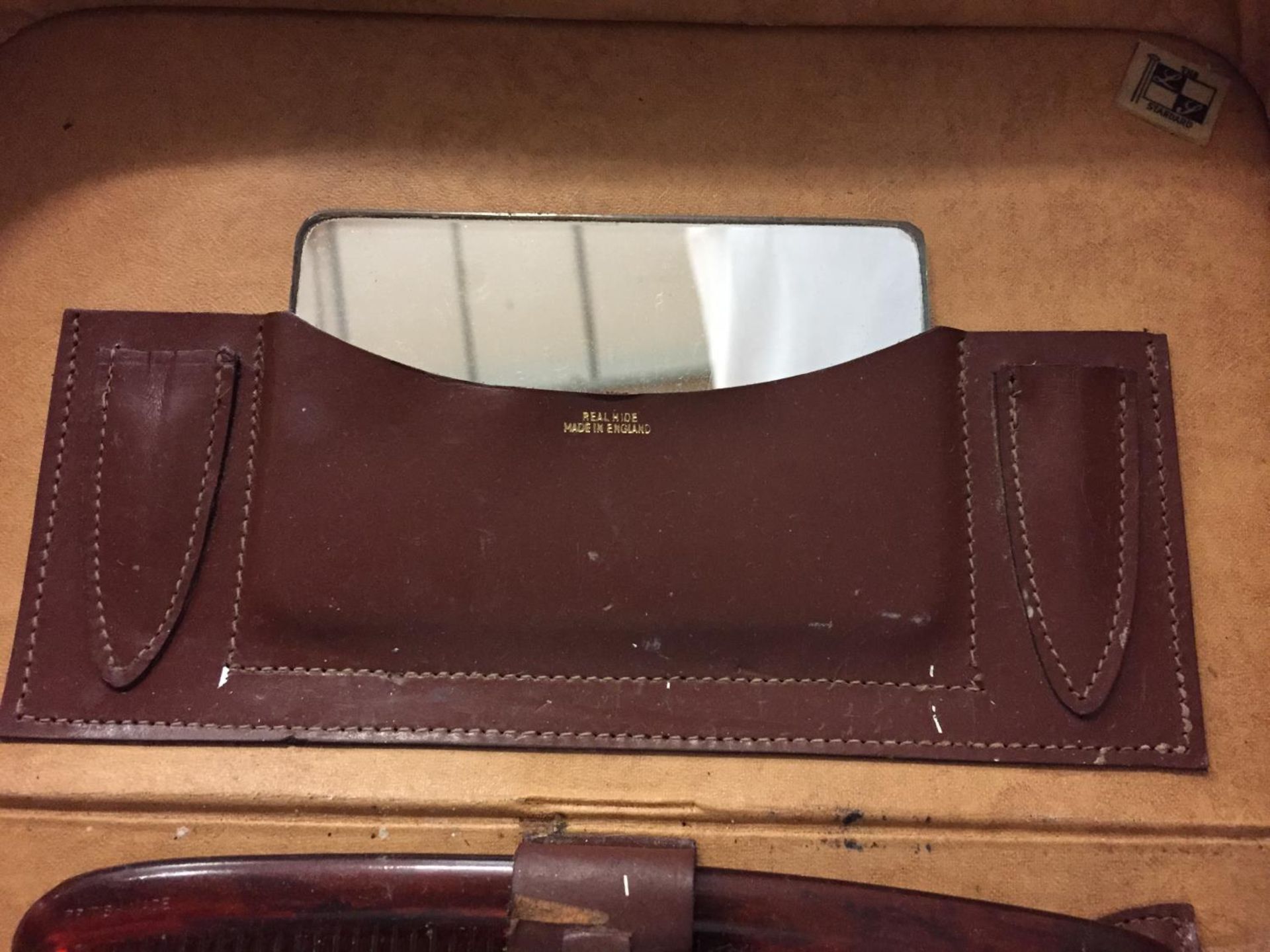 A GENTLEMAN'S GROOMING SET IN LEATHER CASE - Image 3 of 5