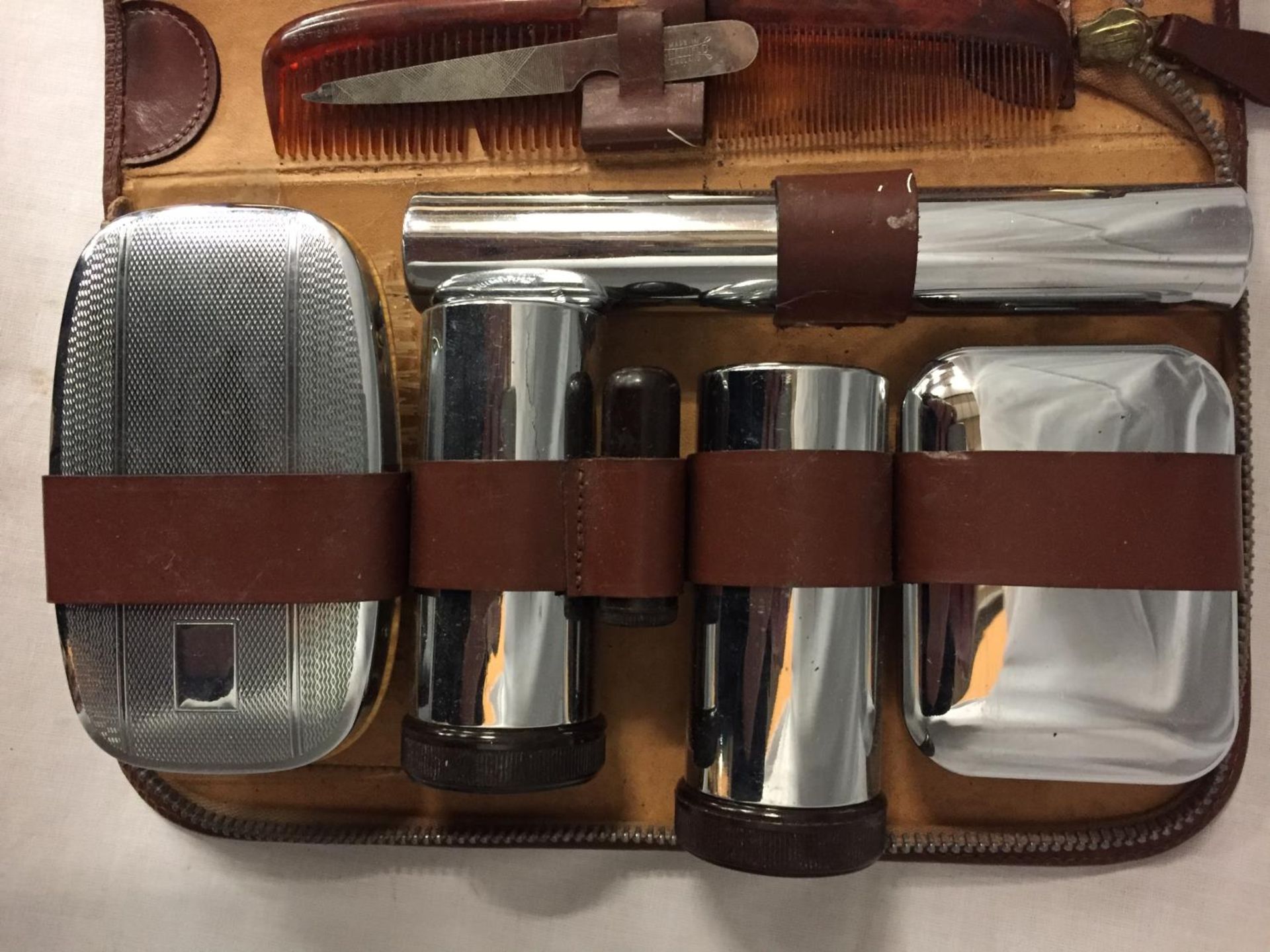 A GENTLEMAN'S GROOMING SET IN LEATHER CASE - Image 5 of 5