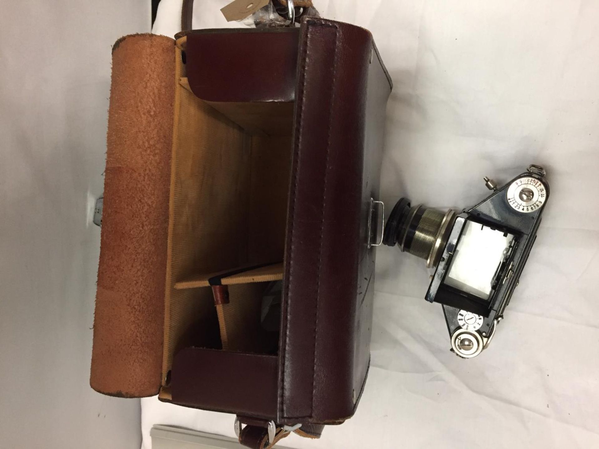 A 1930'S IHAGEE EXACTA CAMERA WITH LEATHER CASE - Image 4 of 4