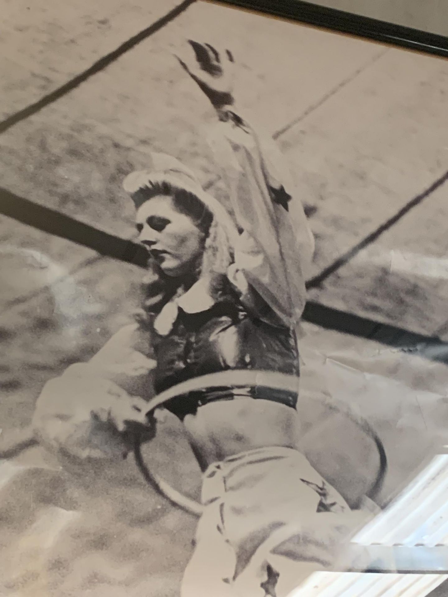 A VERY LARGE KODAK BLACK AND WHITE FRAMED 1940'S/1950'S PRINT OF A FEMALE CIRCUS PERFORMER 156CM X - Image 2 of 5