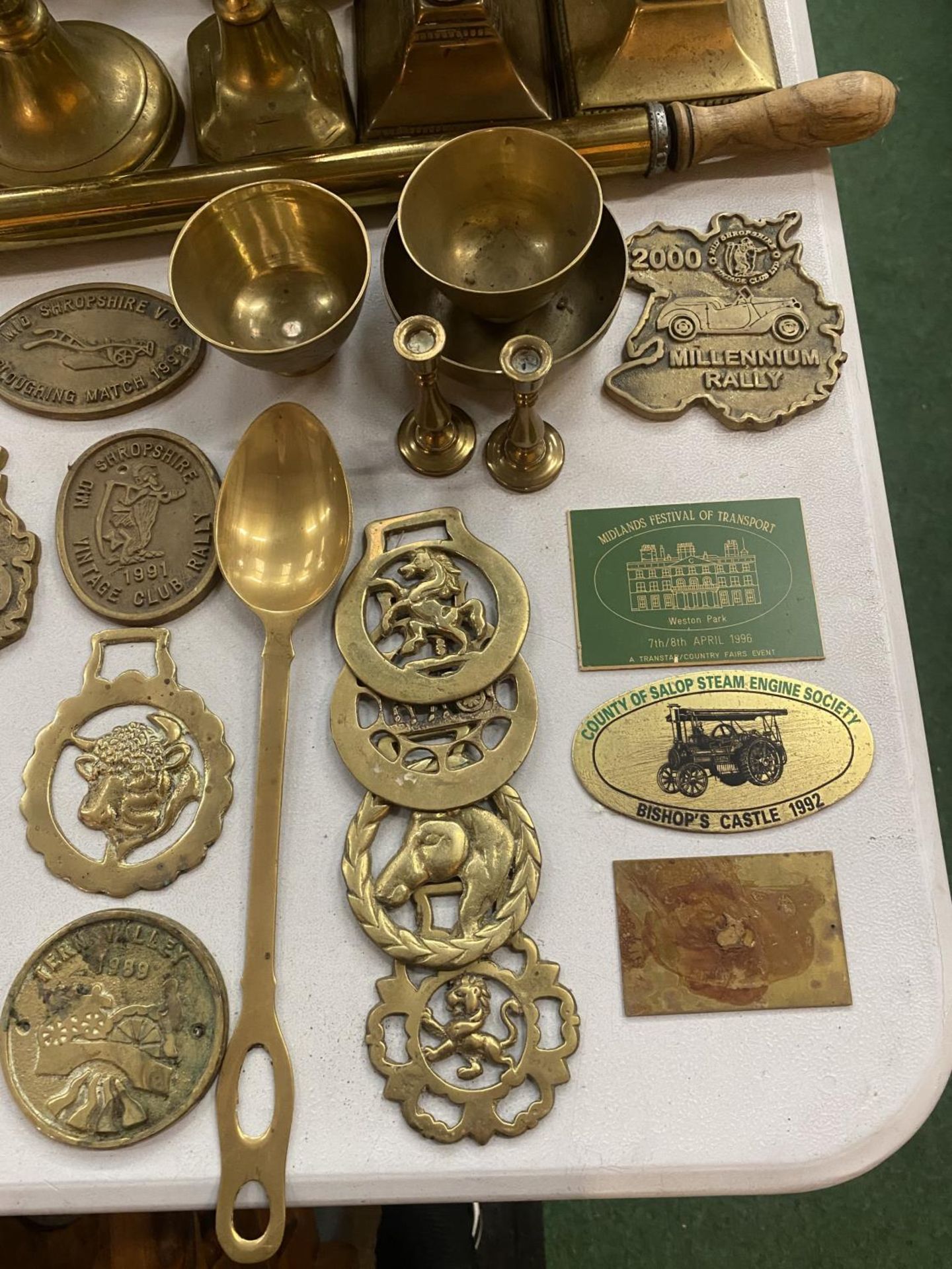 A COLLECTION OF BRASS WARE TO INCLUDE COAL SCUTTLE, CANDLESTICKS, HORSE BRASSES, RALLY PLAQUES ETC - Image 4 of 4