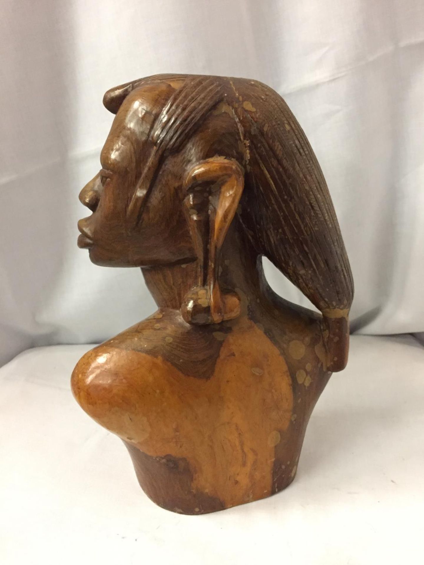 A HEAVY CARVED WOODEN AFRICAN TRIBAL BUST H :25CM - Image 3 of 3