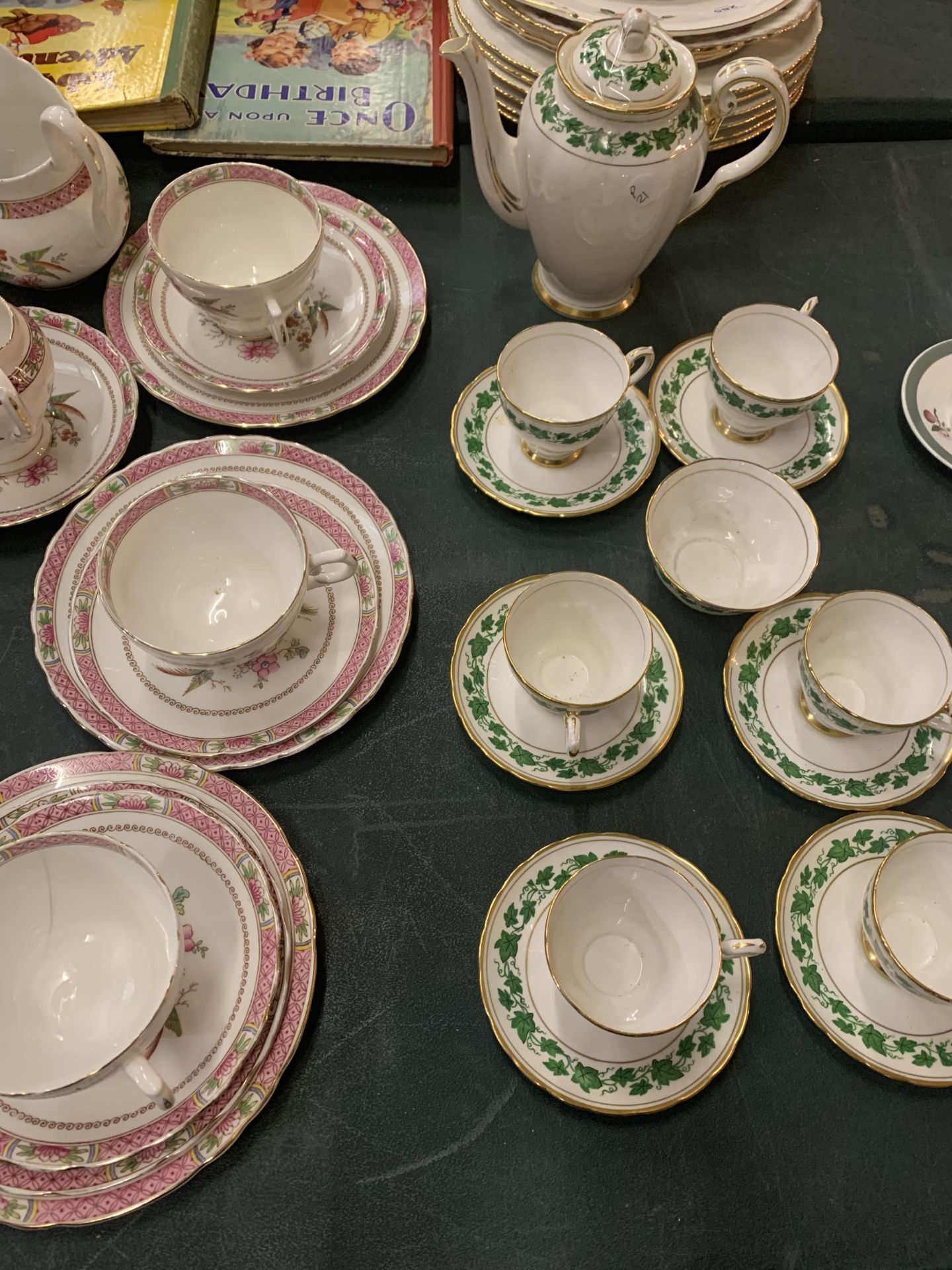 A LARGE COLLECTION OF FLORALDESIGN CHINA TO INCLUDE A ROYAL VALE TEAS SET , TWO COFFEE SETS AND A - Image 4 of 9