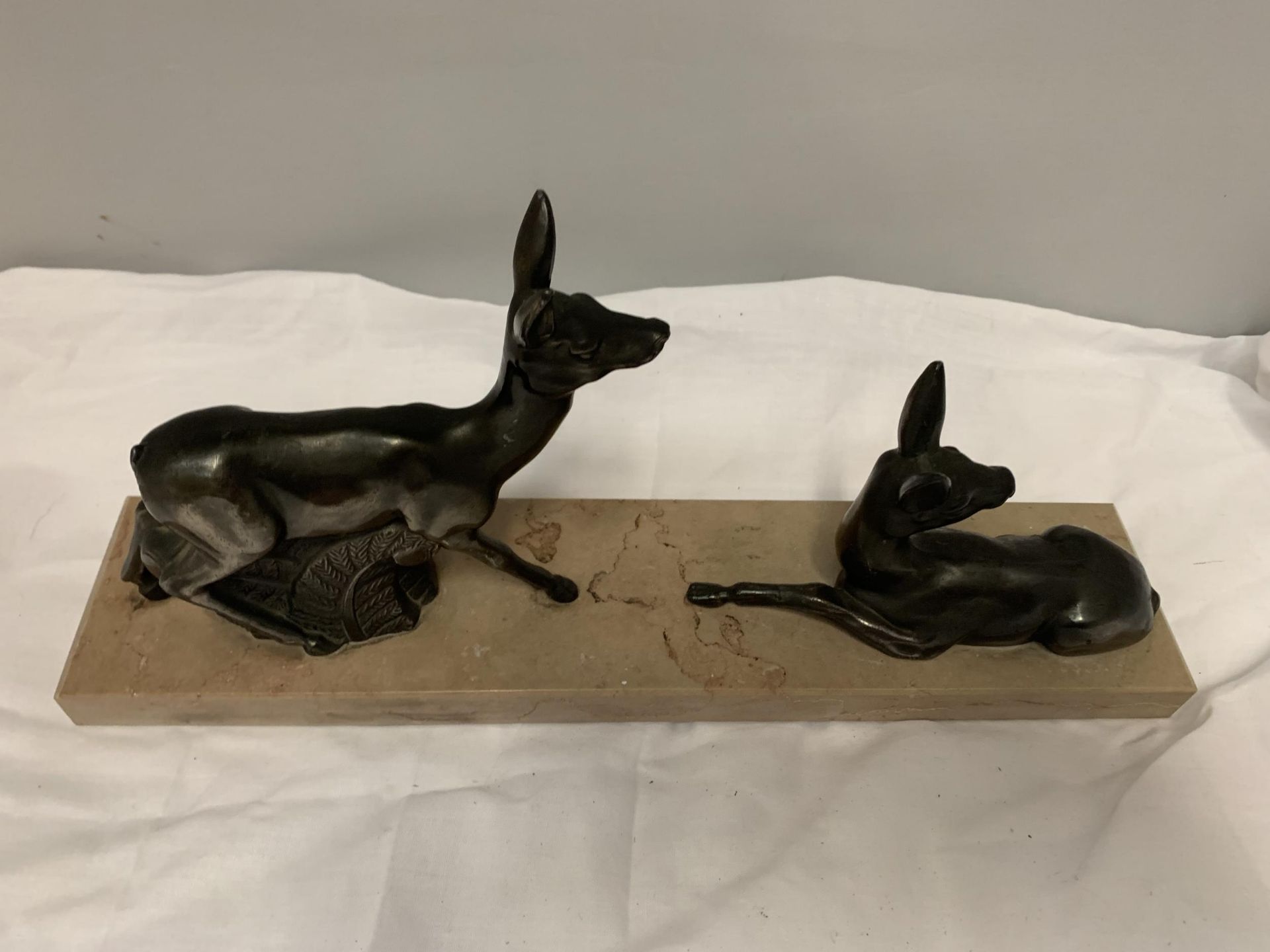 A PAIR OF ART DECO BRONZE STAGS ON A MARBLE BASE, 16CM HEIGHT X 35CM LENGTH