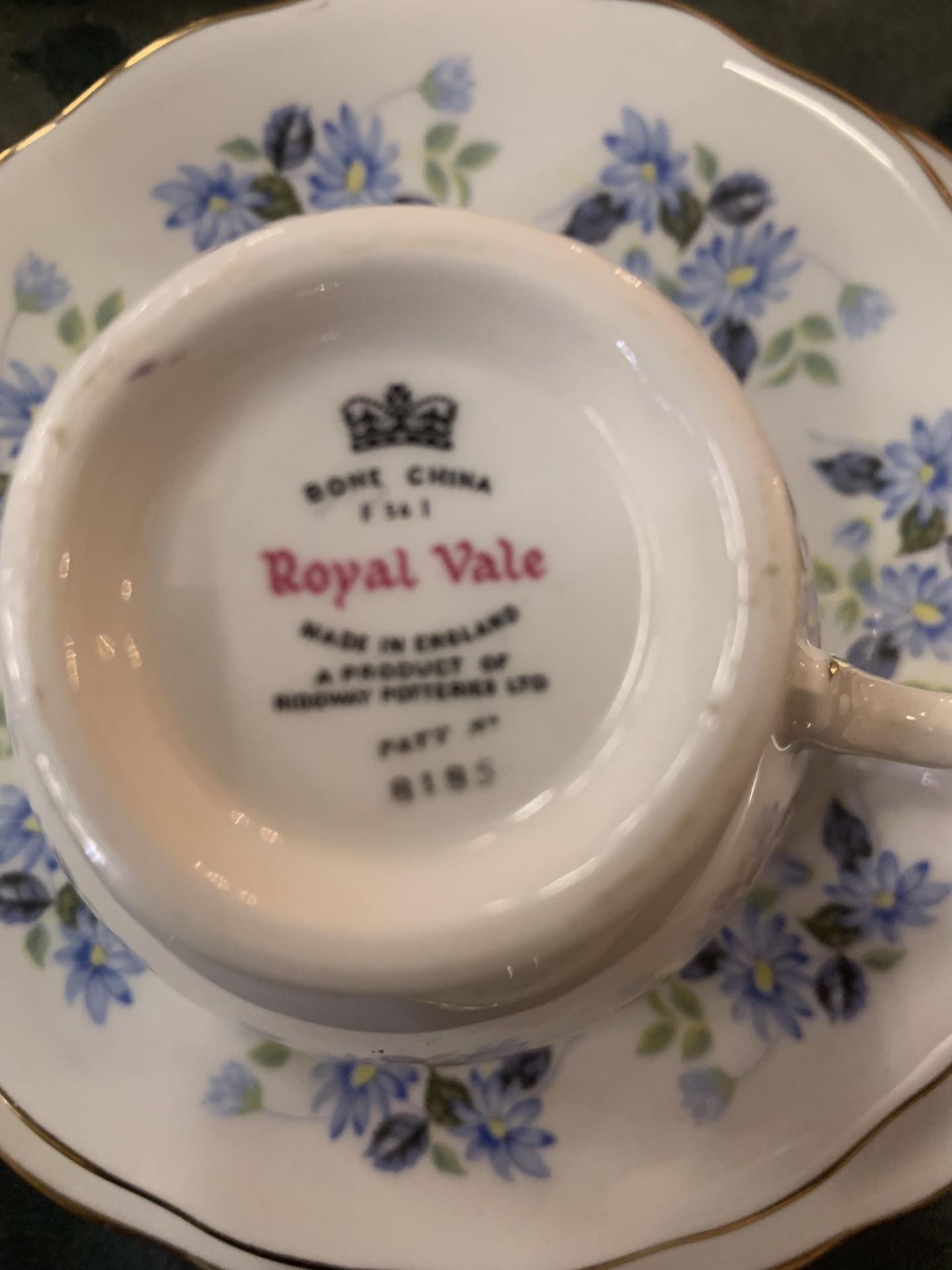 A LARGE COLLECTION OF FLORALDESIGN CHINA TO INCLUDE A ROYAL VALE TEAS SET , TWO COFFEE SETS AND A - Image 9 of 9