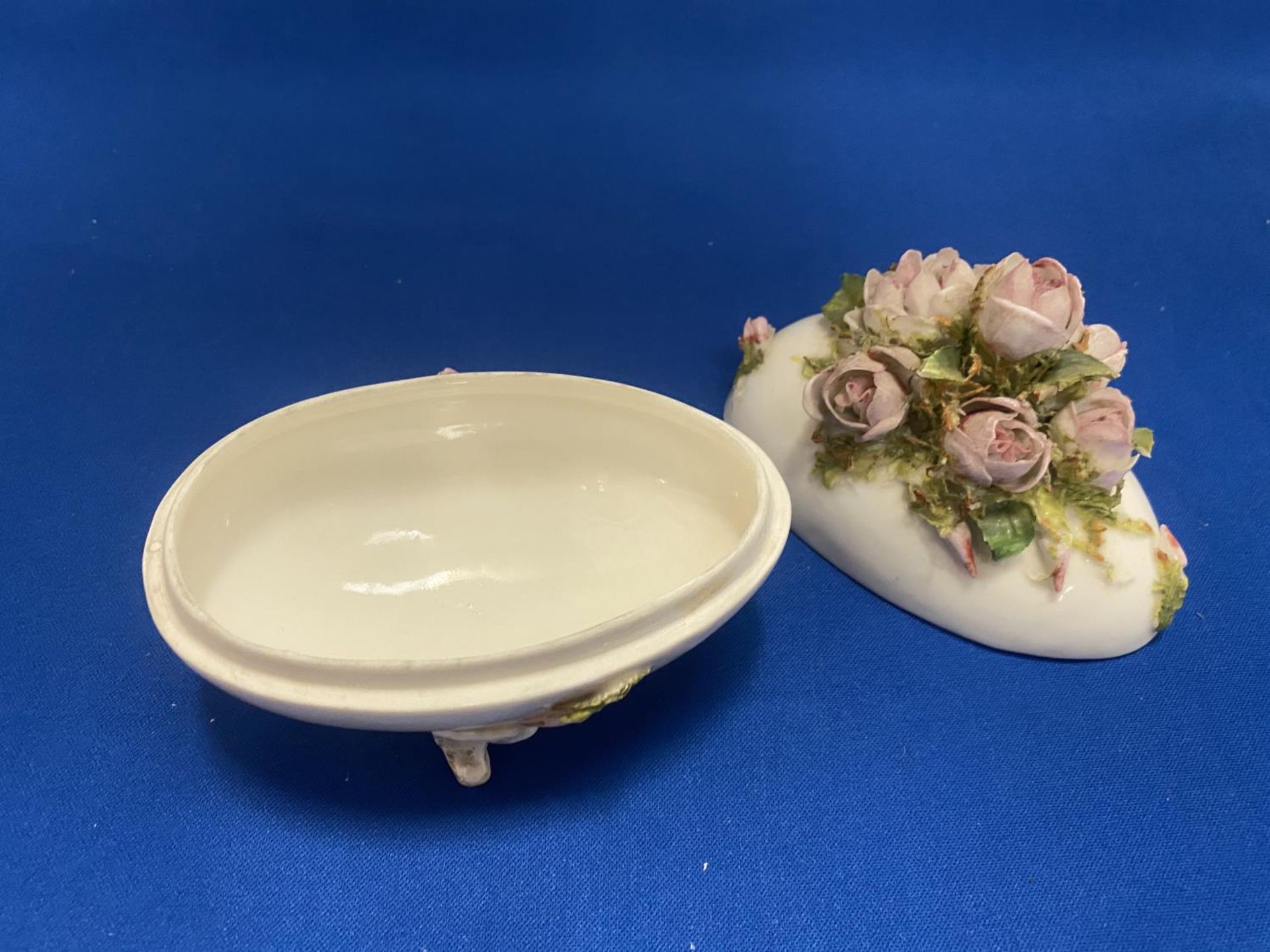 A DELICATE PORCELAIN EGG SHAPED LIDDED TRINKET DISH ON THREE FEET WITH FLOWER DETAILING, MARKED TO - Image 3 of 4