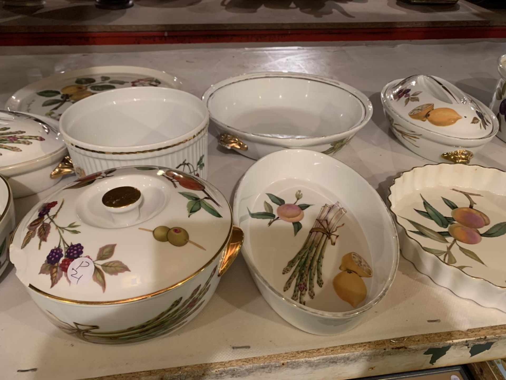 A LARGE COLLECTION OF ROYAL WORCESTER EVESHAM WARE TO INCLUDE LIDDED DISHES (ONE WITH CHIP TO - Image 4 of 7