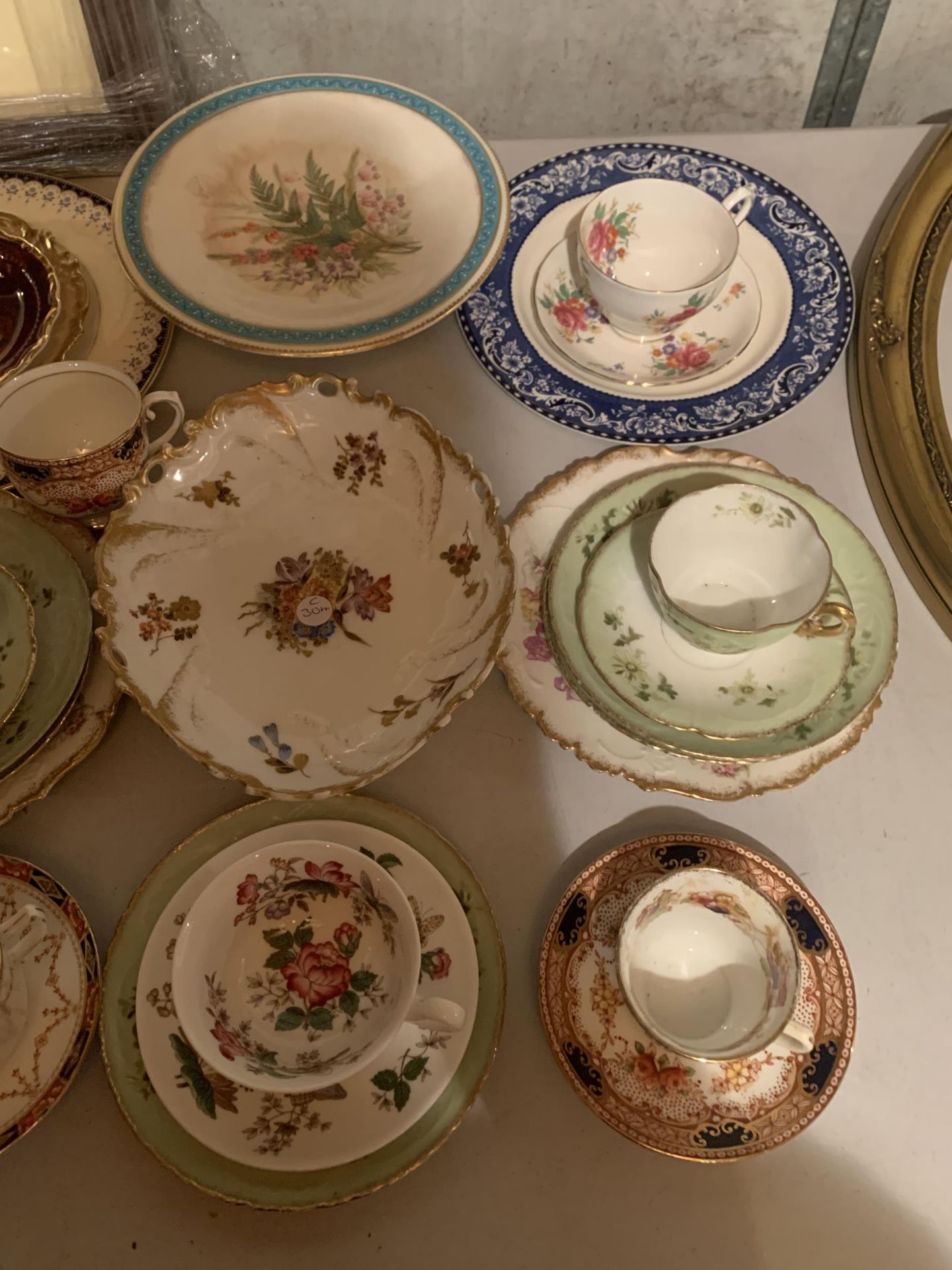 A MIXED SELECTION OF CHINA TO INCLUDE CUPS AND SAUCERS, SERVING DISH ETC - Image 2 of 3