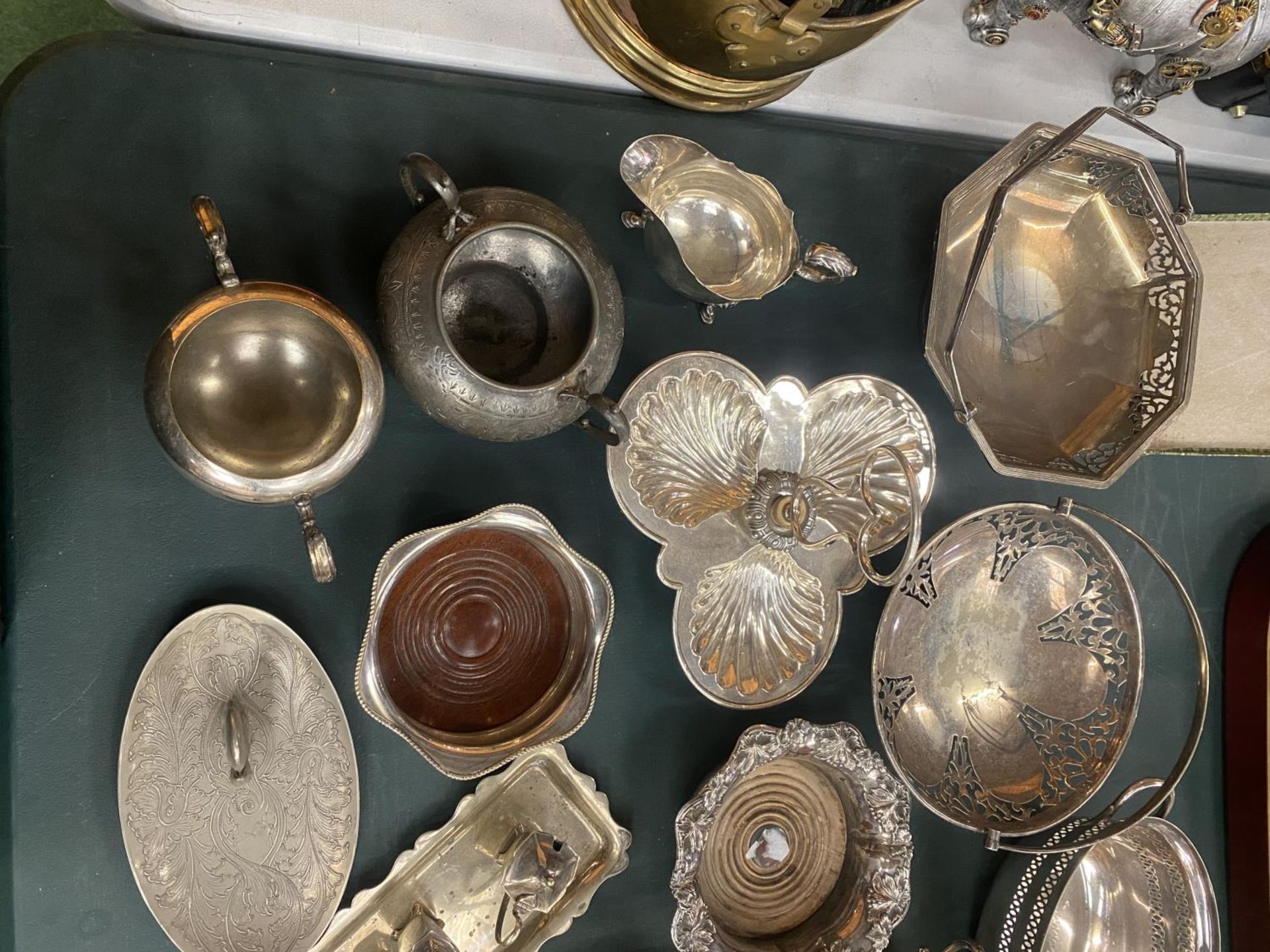 A COLLECTION OF SILVER PLATED ITEMS TO INCLUDE JUGS AND DISHES - Image 2 of 4
