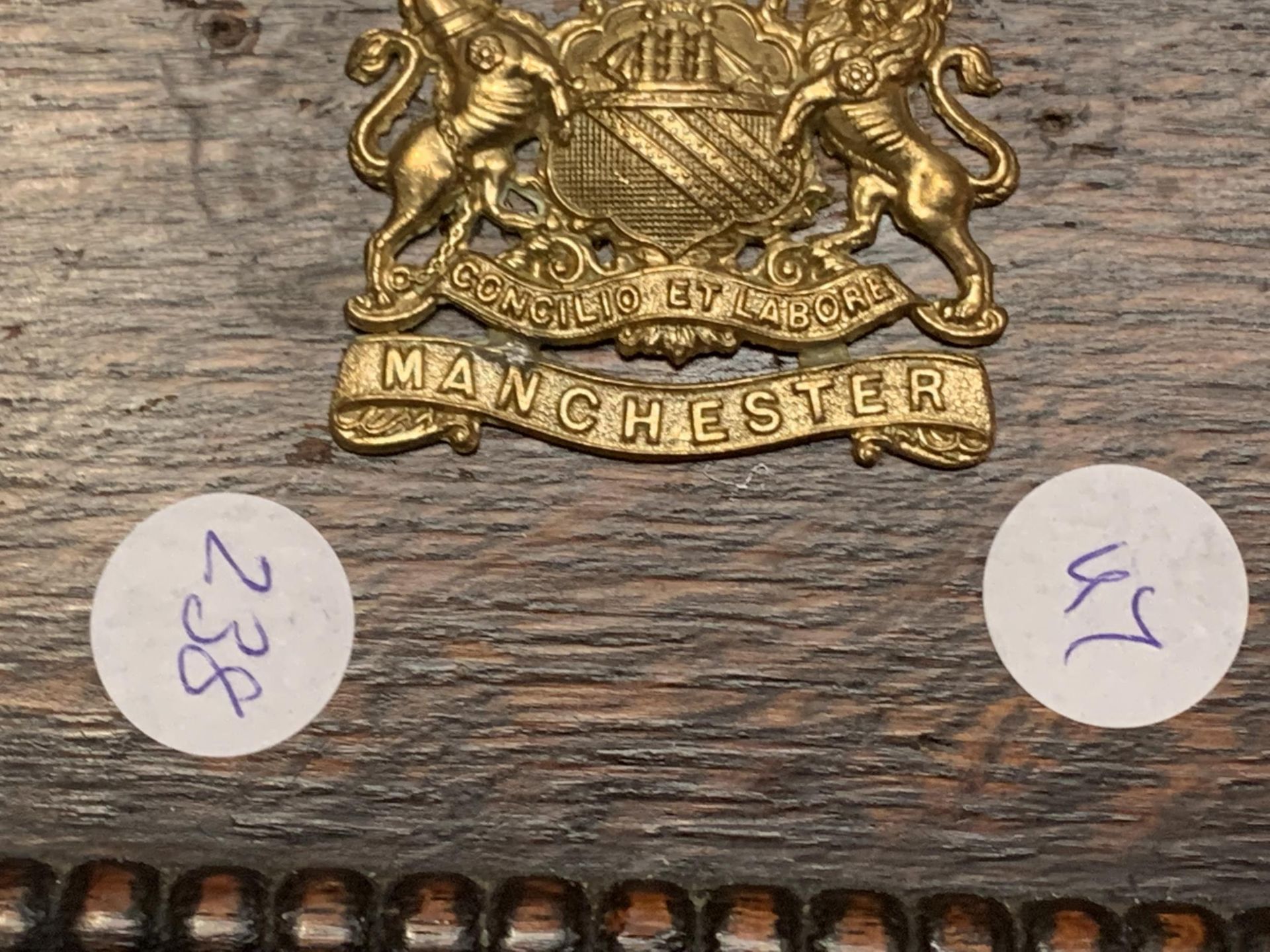 AN ORNATE WOODEN BOX WITH THE MANCHESTER COAT OF ARMS TO THE LID IN YELLOW METAL AND A FURTHER WHEAT - Image 3 of 5