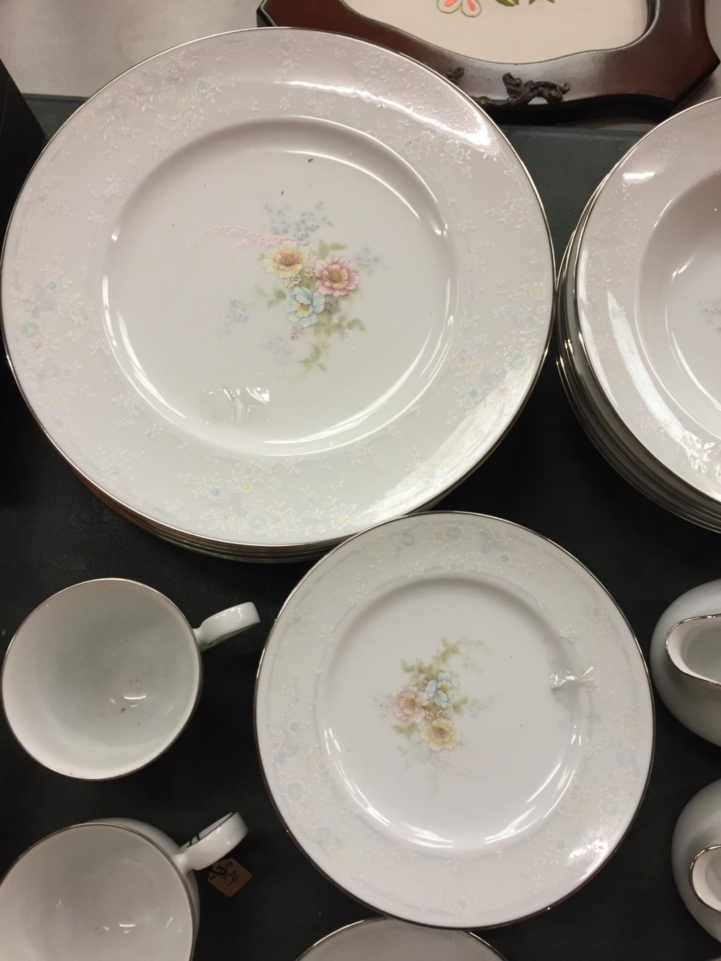 A LARGE COLLECTION OF NORITAKE IRELAND CHINA DINNER WARE IN THE ANTICIPATION DESIGN - Image 4 of 5