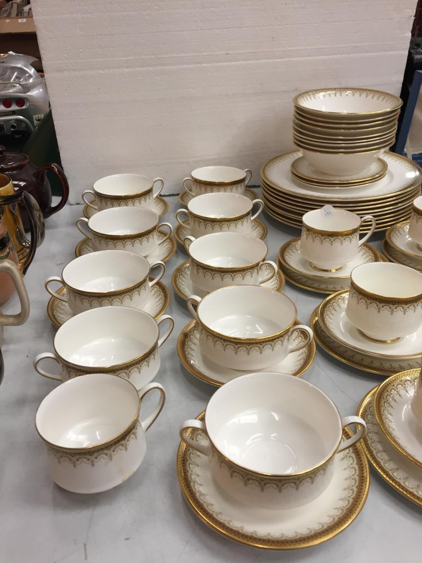 A COLLECTION OF ROYAL ALBERT " ATHENA DESIGN"BONE CHINA DINNER SERVICE TO INCLUDE SIX TEA CUPS AND - Image 3 of 5