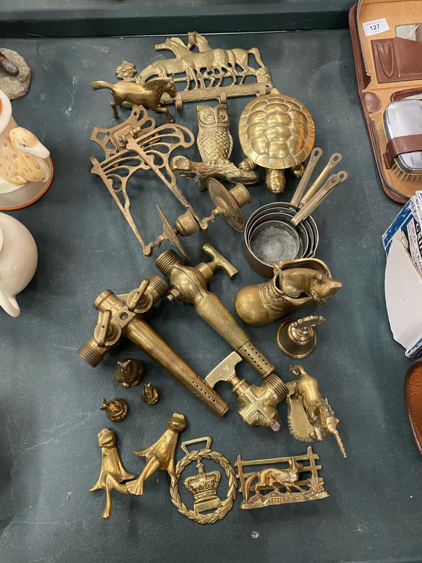 A COLLECTION OF BRASS WARE TO INCLUDE ANIMALS