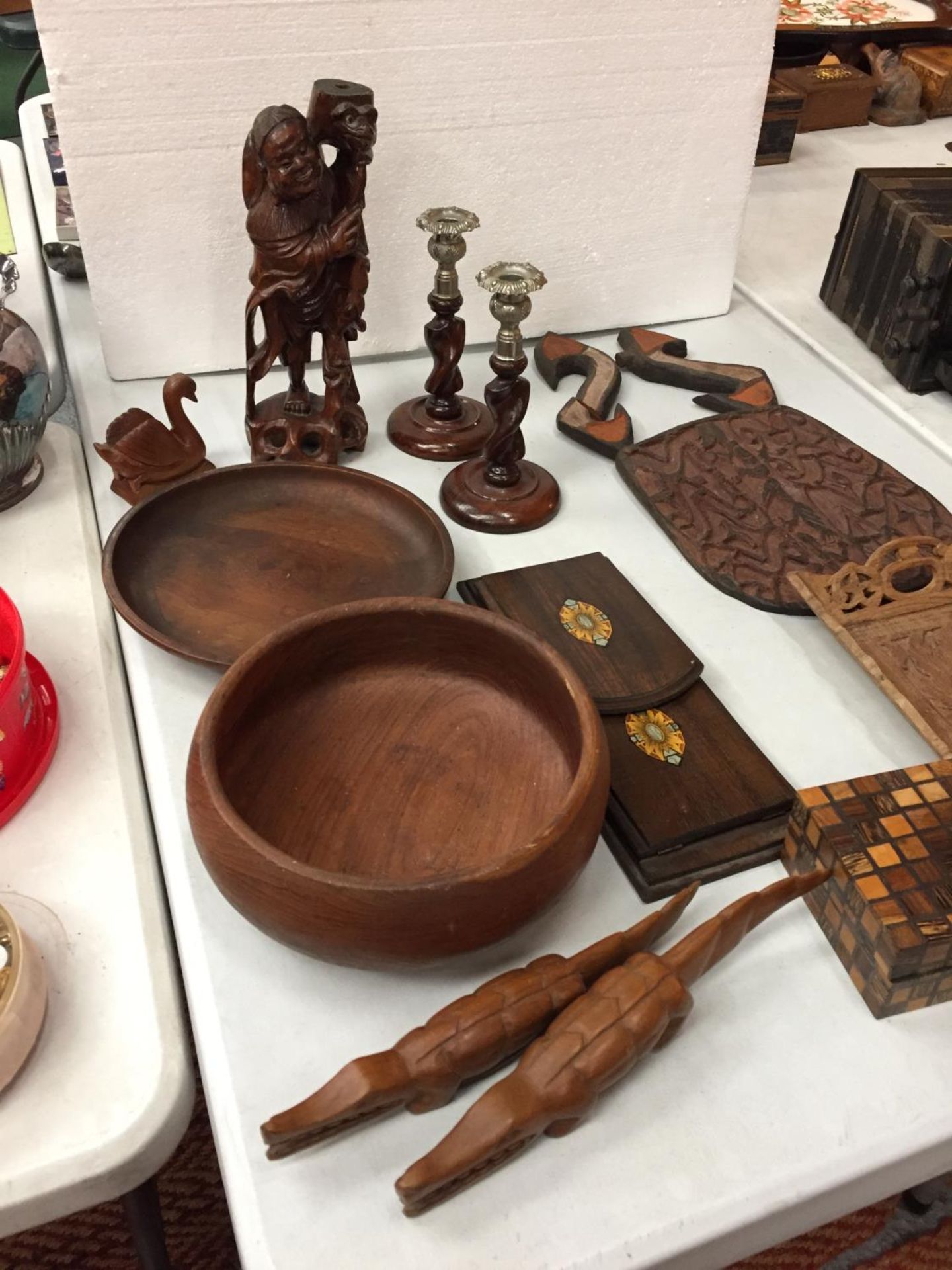 A SELECTION OF TREEN TO INCLUDE A BOOK STAND, A PAIR OF CANDLESTICKS, TRIBAL FIGURINES AND A - Image 2 of 5