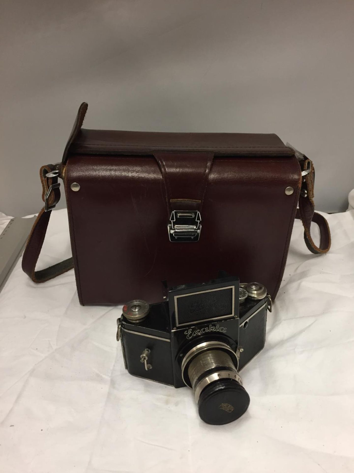 A 1930'S IHAGEE EXACTA CAMERA WITH LEATHER CASE