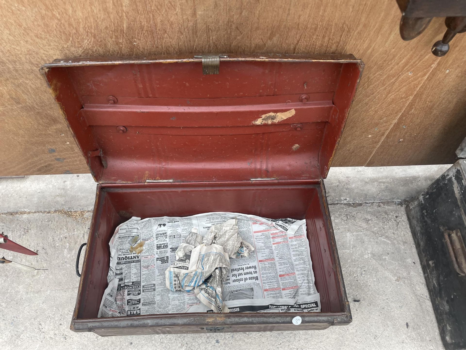 A VINTAGE TIN STORAGE TRUNK - Image 3 of 3