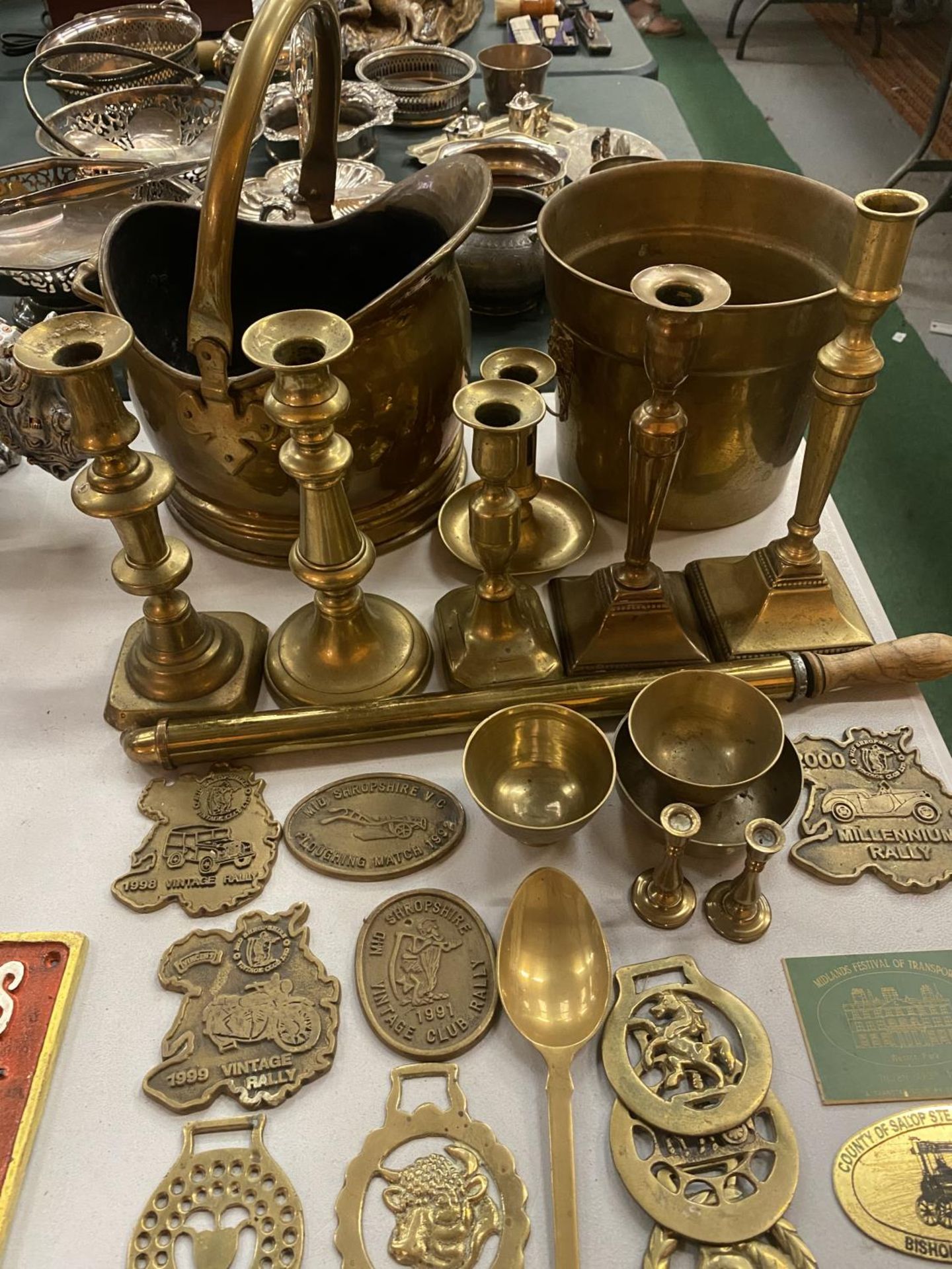 A COLLECTION OF BRASS WARE TO INCLUDE COAL SCUTTLE, CANDLESTICKS, HORSE BRASSES, RALLY PLAQUES ETC - Image 2 of 4