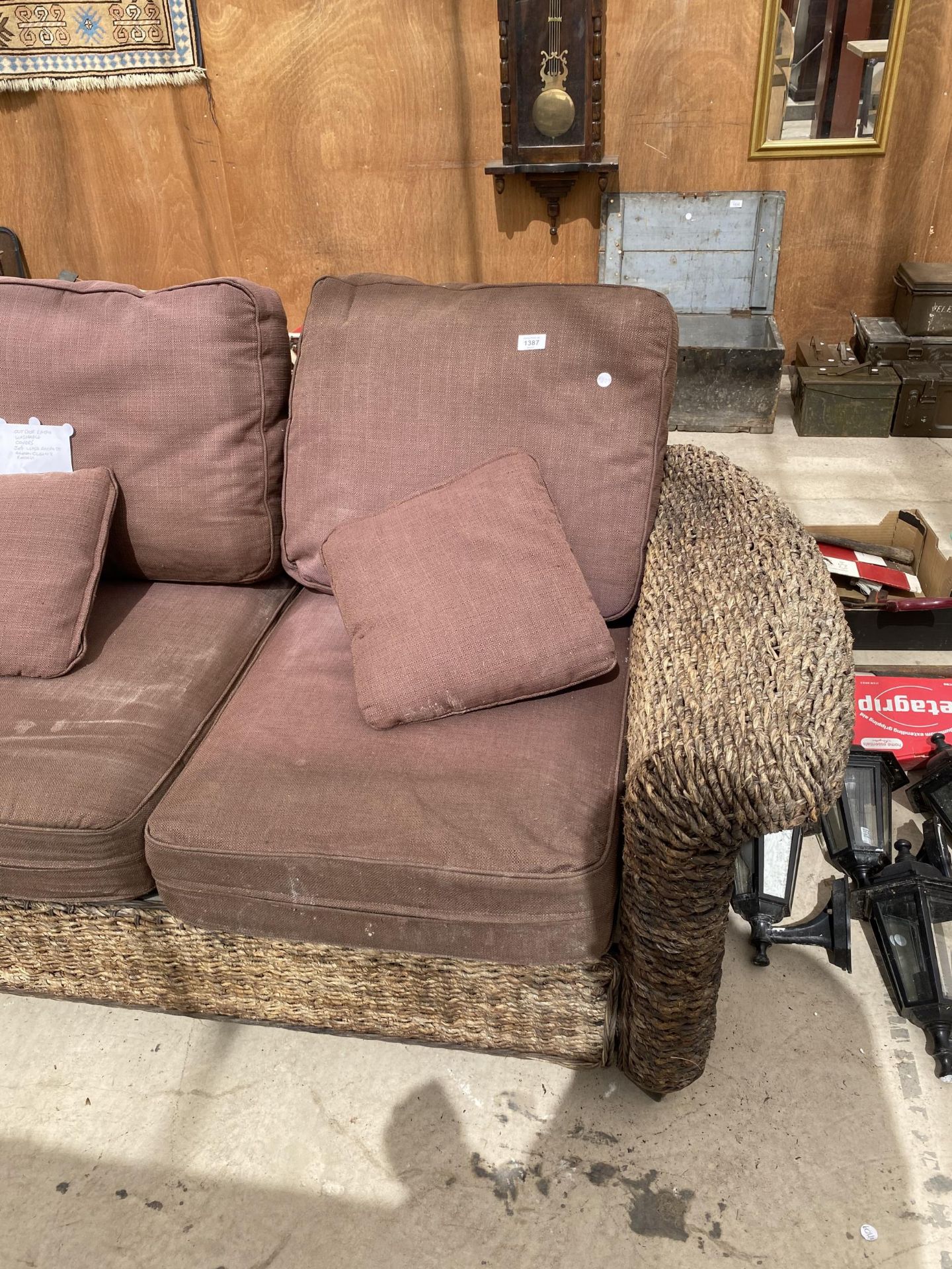 A PAIR OF OUTSIDE WICKER/RATTAN TWO SEATER SOFAS WITH WASHABLE CUSHION COVERS - Image 2 of 5