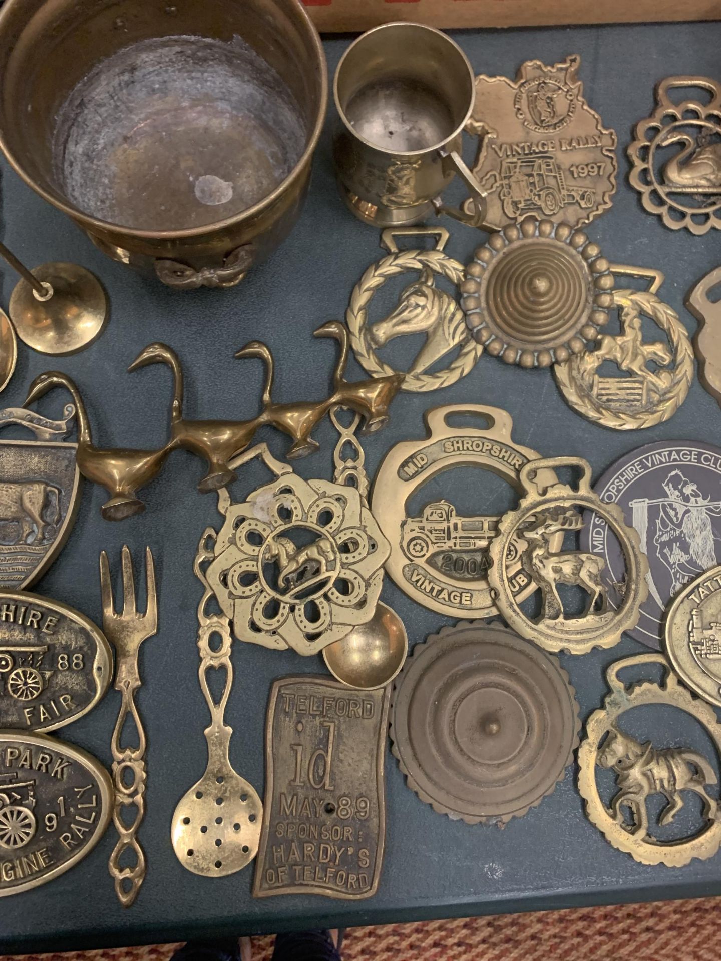 A ALRGE COLLECTION OF BRASS ITEMS TO INCLUDE HORSE BRASSES, STEAM FAIR BADGES, DISHES ETC - Image 3 of 4