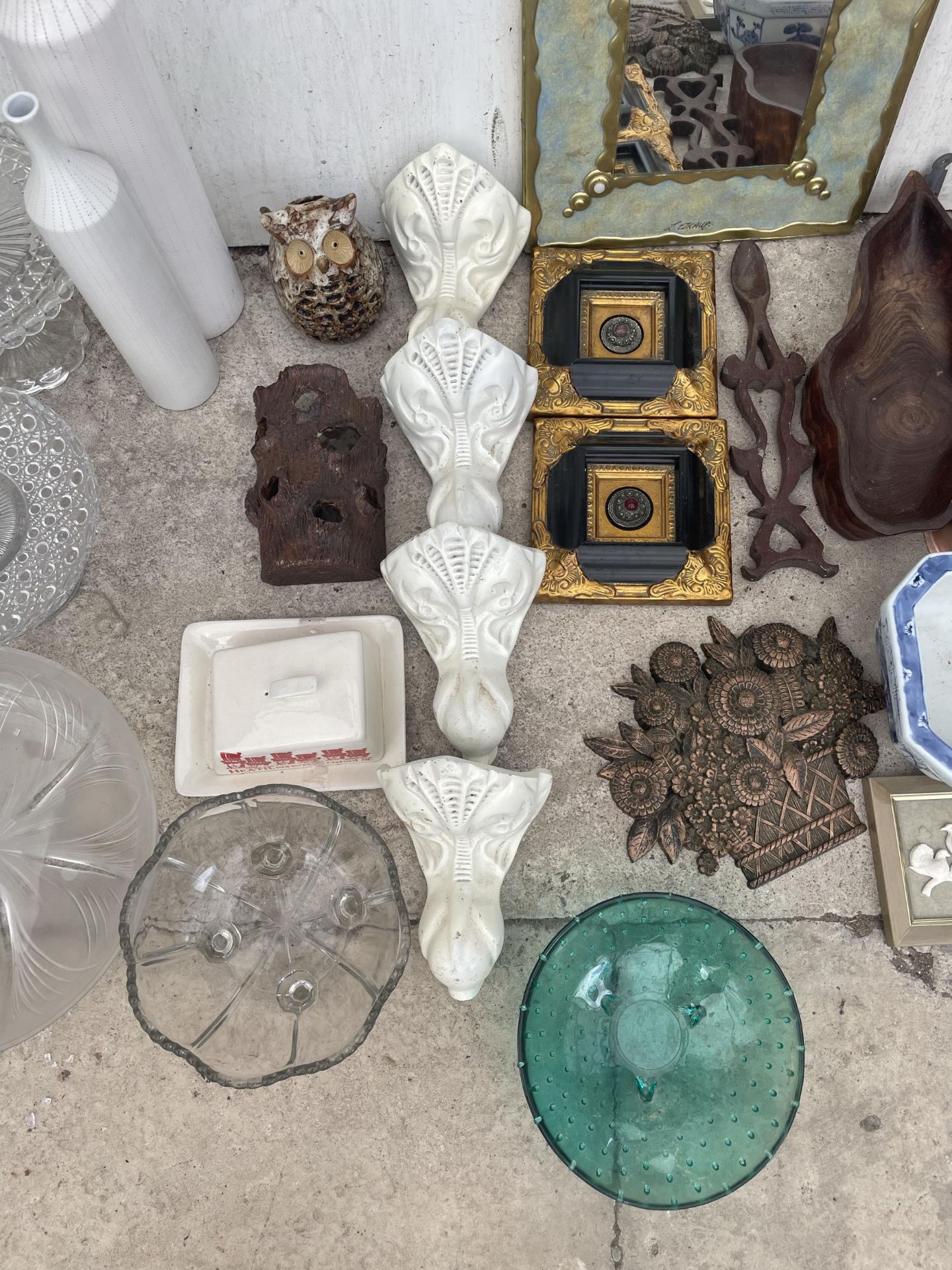 AN ASSORTMENT OF ITEMS TO INCLUDE A LUANDRY BIN, GLASS CAKE STANDS AND CERAMIC WARE ETC - Image 6 of 6