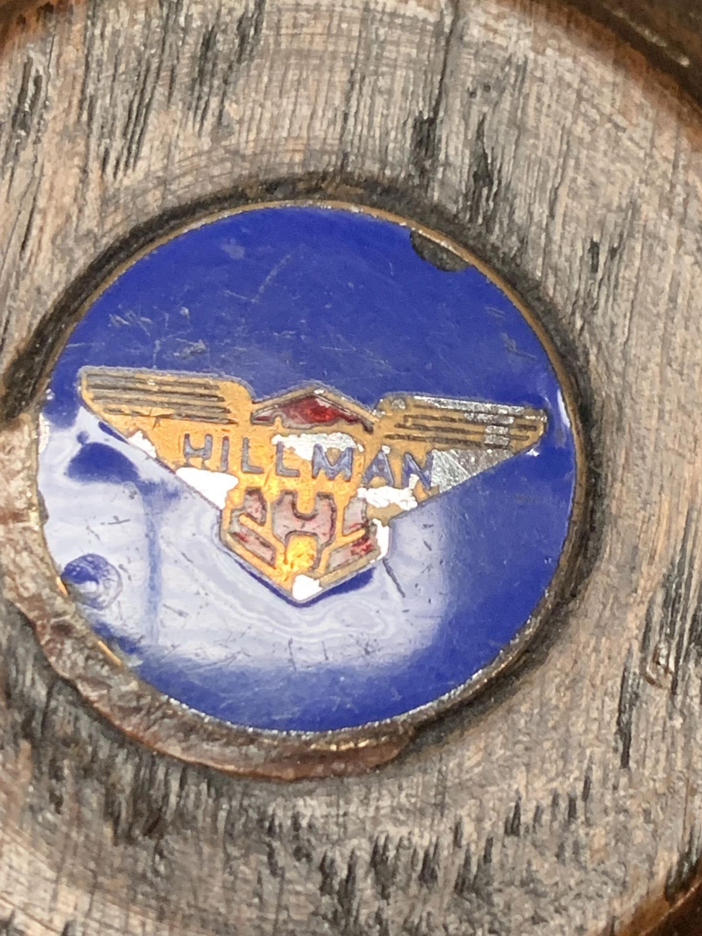 A HILMAN CAR BADGE SET IN A WOODEN CIRCULAR MOUNT - Image 2 of 2