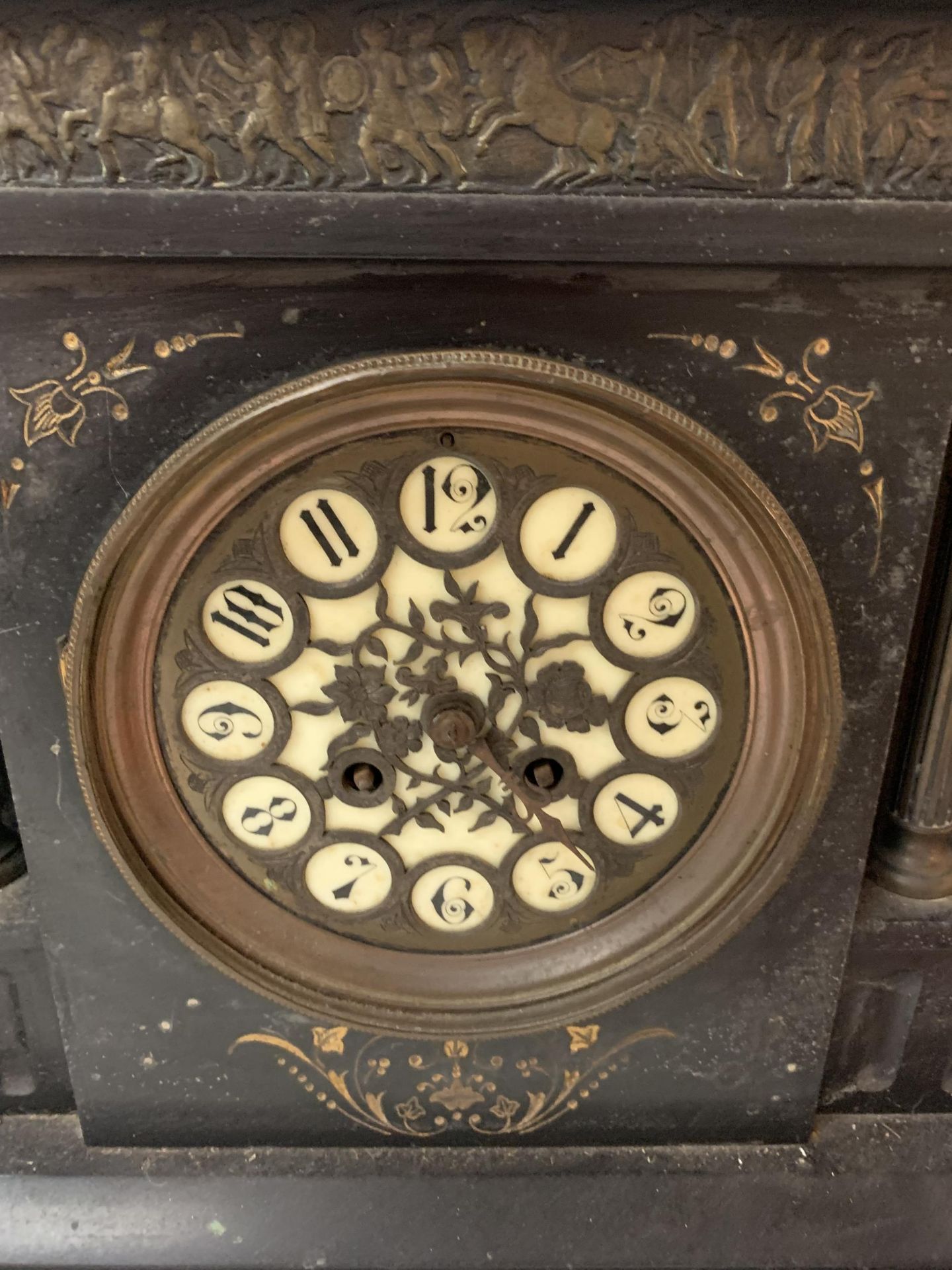 EARLY 1900'S SLATE FRAMED MANTLE CLOCK, 12CM DIAMETER CLOCK FACE WITH ARABIC NUMERALS, FLANKED BY - Image 2 of 6