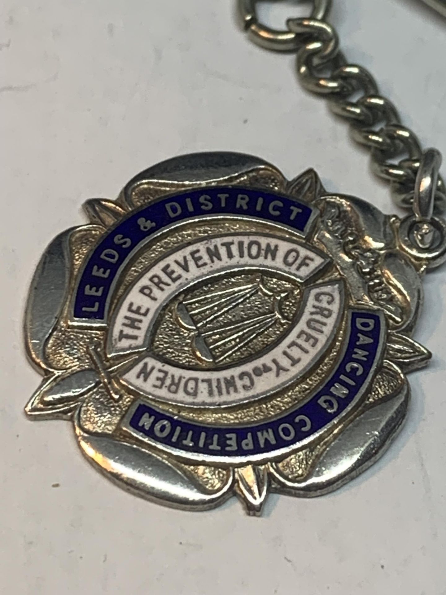 A WHITE METAL HALF ALBERT WATCH CHAIN WITH A LEEDS AND DISTRICT DANCING COMPETITION FOB - Bild 2 aus 2