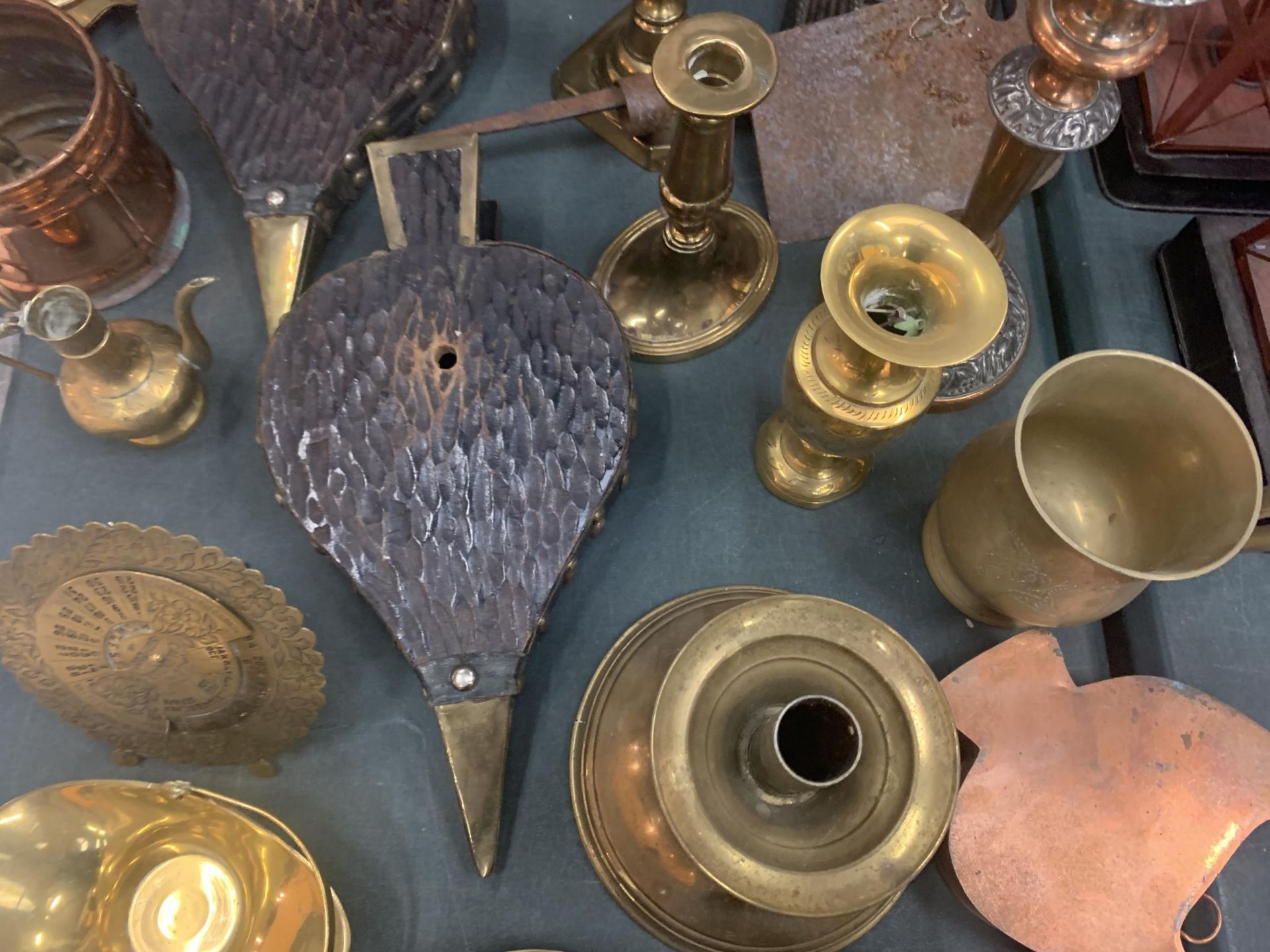 A SELECTION OF BRASS ITEMS TO INCLUDE CANDLE SICK HOLDERS, FIREPLACE BELLOWS - Image 3 of 3