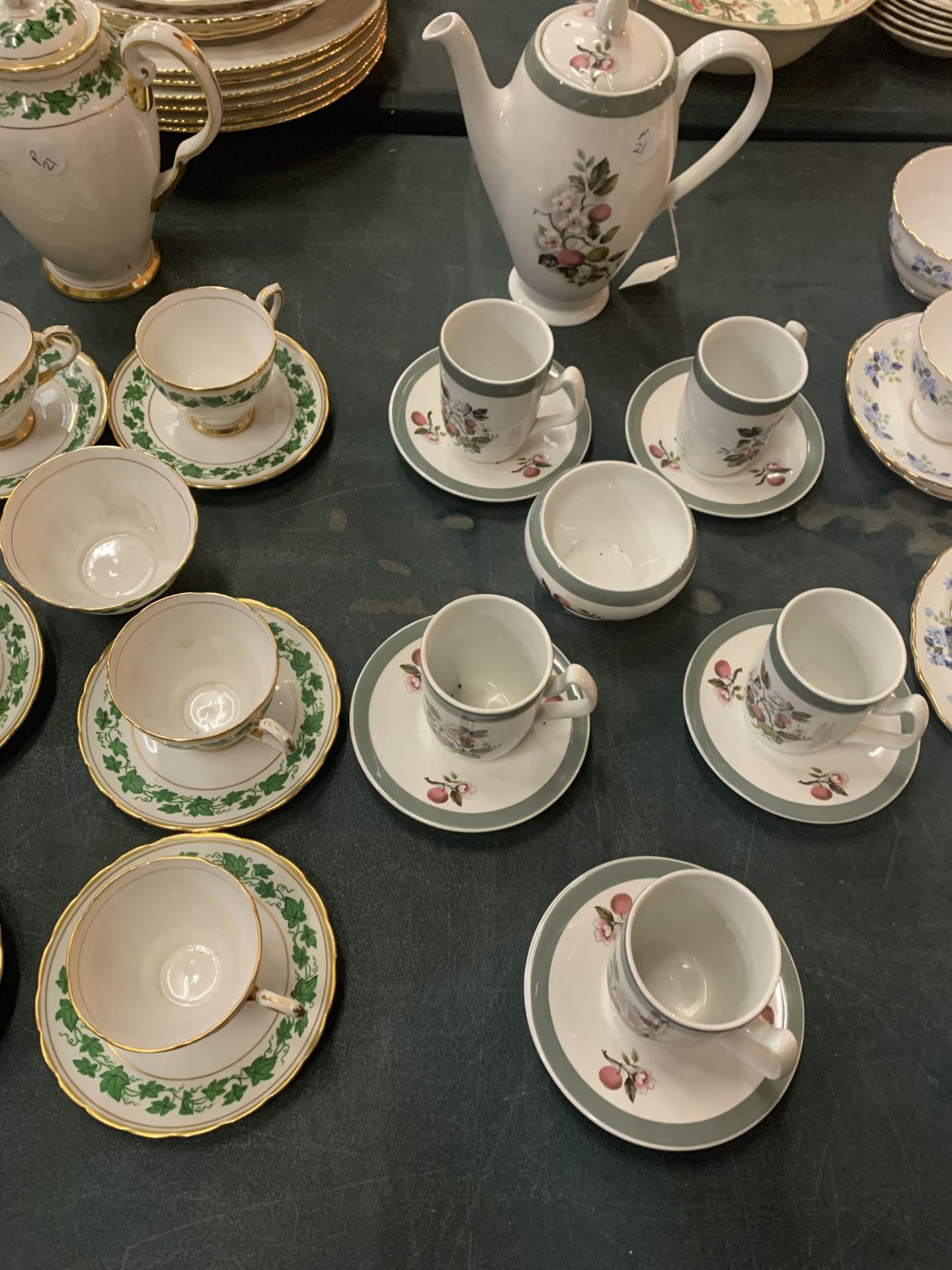 A LARGE COLLECTION OF FLORALDESIGN CHINA TO INCLUDE A ROYAL VALE TEAS SET , TWO COFFEE SETS AND A - Image 3 of 9