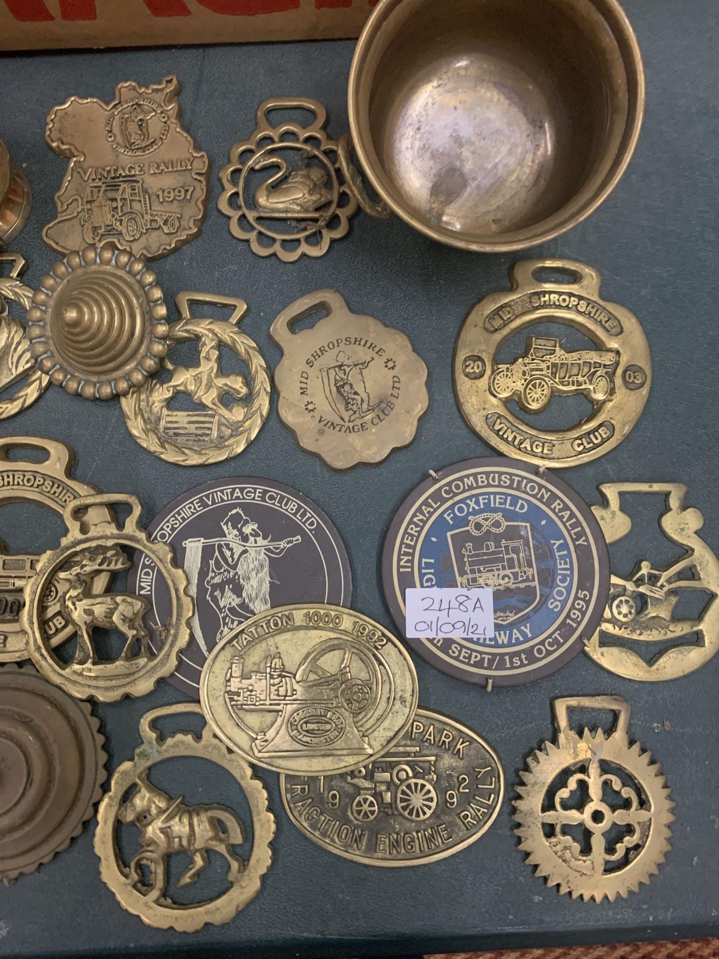 A ALRGE COLLECTION OF BRASS ITEMS TO INCLUDE HORSE BRASSES, STEAM FAIR BADGES, DISHES ETC - Image 2 of 4