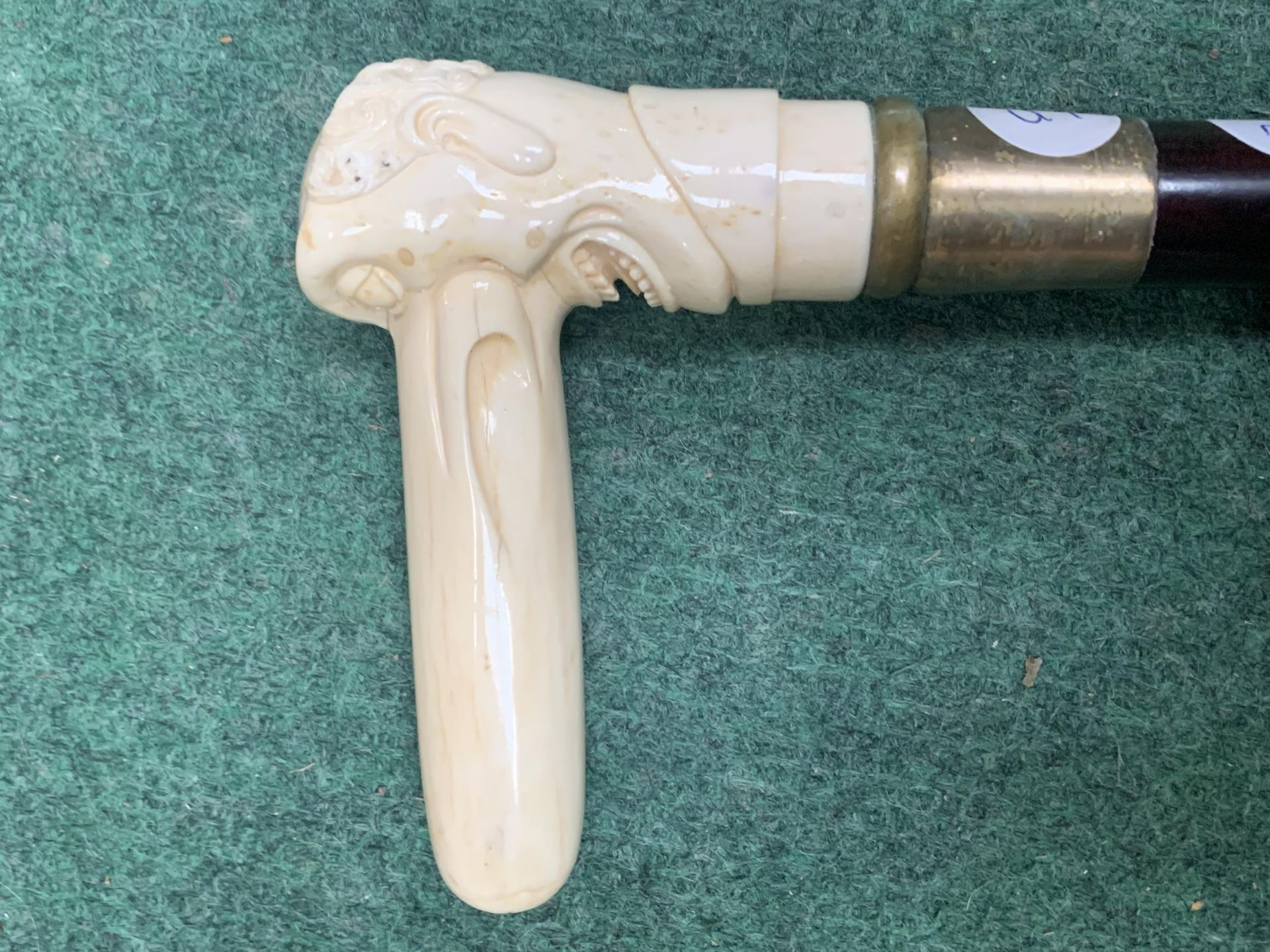 A VINTAGE WALKING STICK WITH AN UNUSUAL BONE HANDLE OF A FACE WITH A LONG NOSE - Image 2 of 5