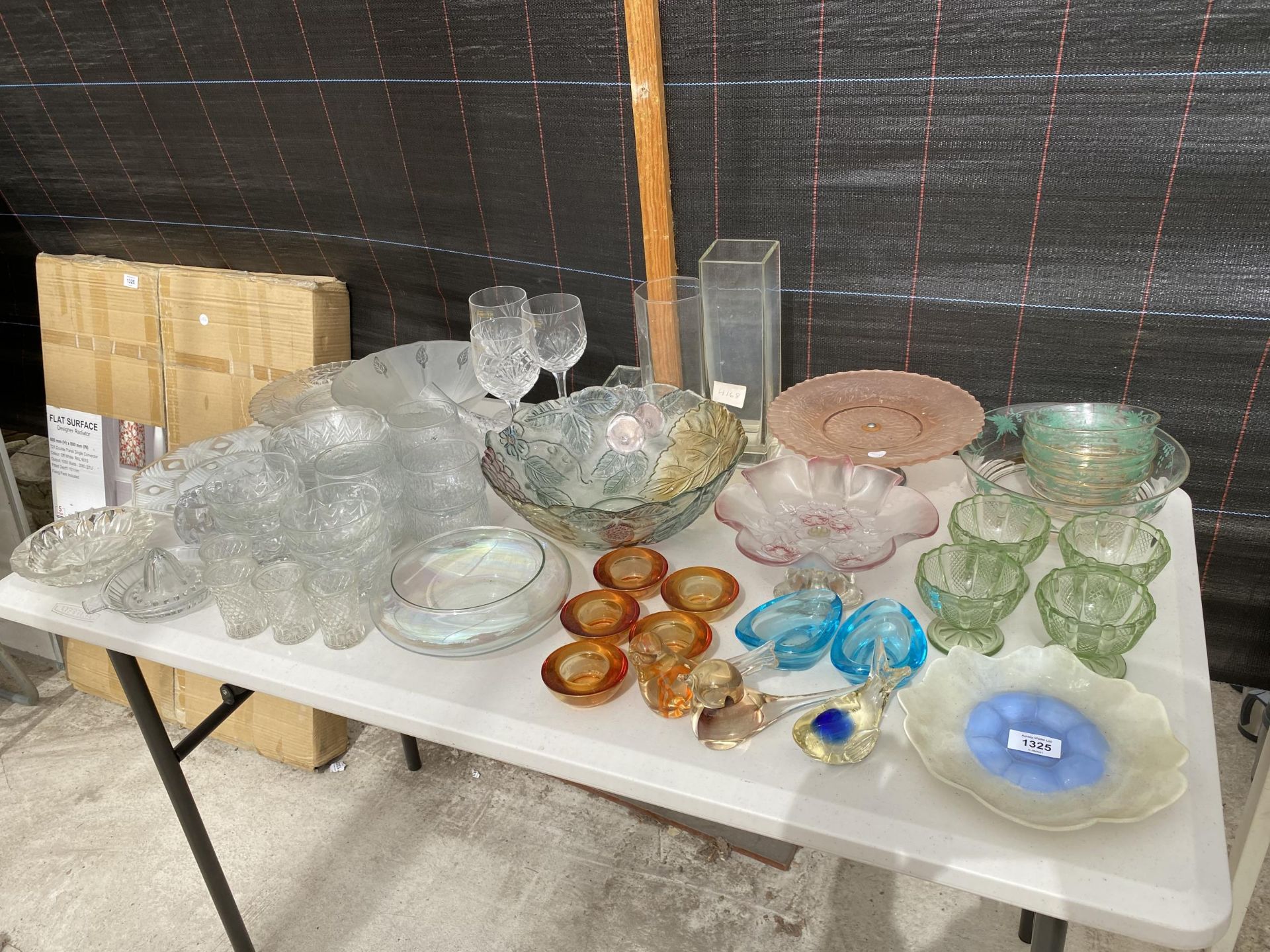 AN ASSORTMENT OF GLASS WARE TO INCLUDE A PIUNCH BOWL, CAKE STAND AND RAMEKINS ETC