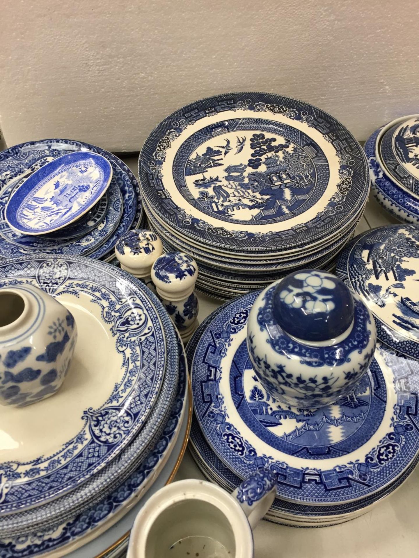 A LARGE SELECTION OF MAINLY, BLUE WILLOW PATTERN CHINA PLATES ALONG WITH A CRUET SET AND GINGER JARS - Image 5 of 6