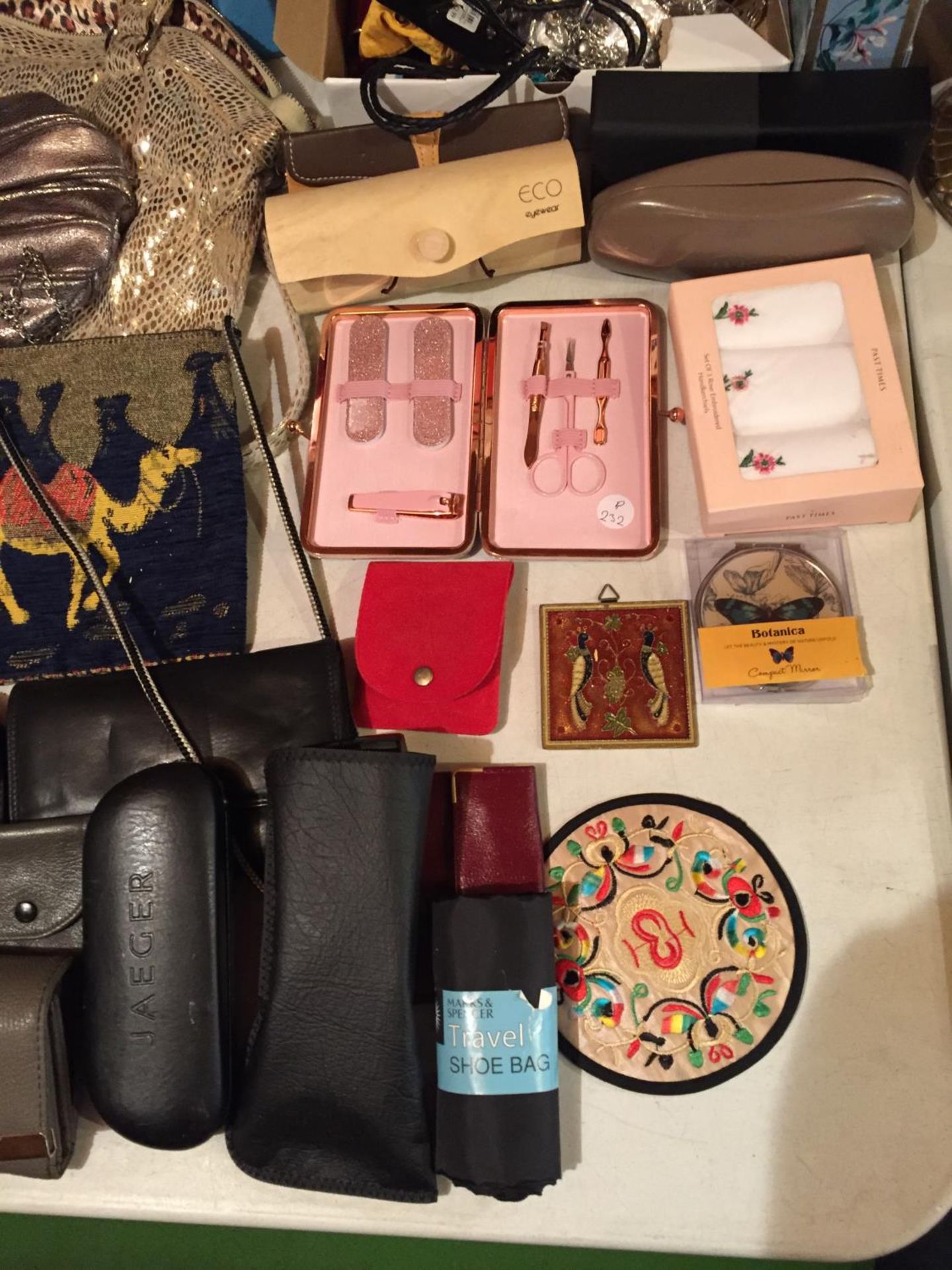 A MIXED SELECTION TO INCLUDE FASHION HANDBAGS AND PURSES , COSTUME JEWELLERY , MANICURE SET ETC - Image 3 of 4