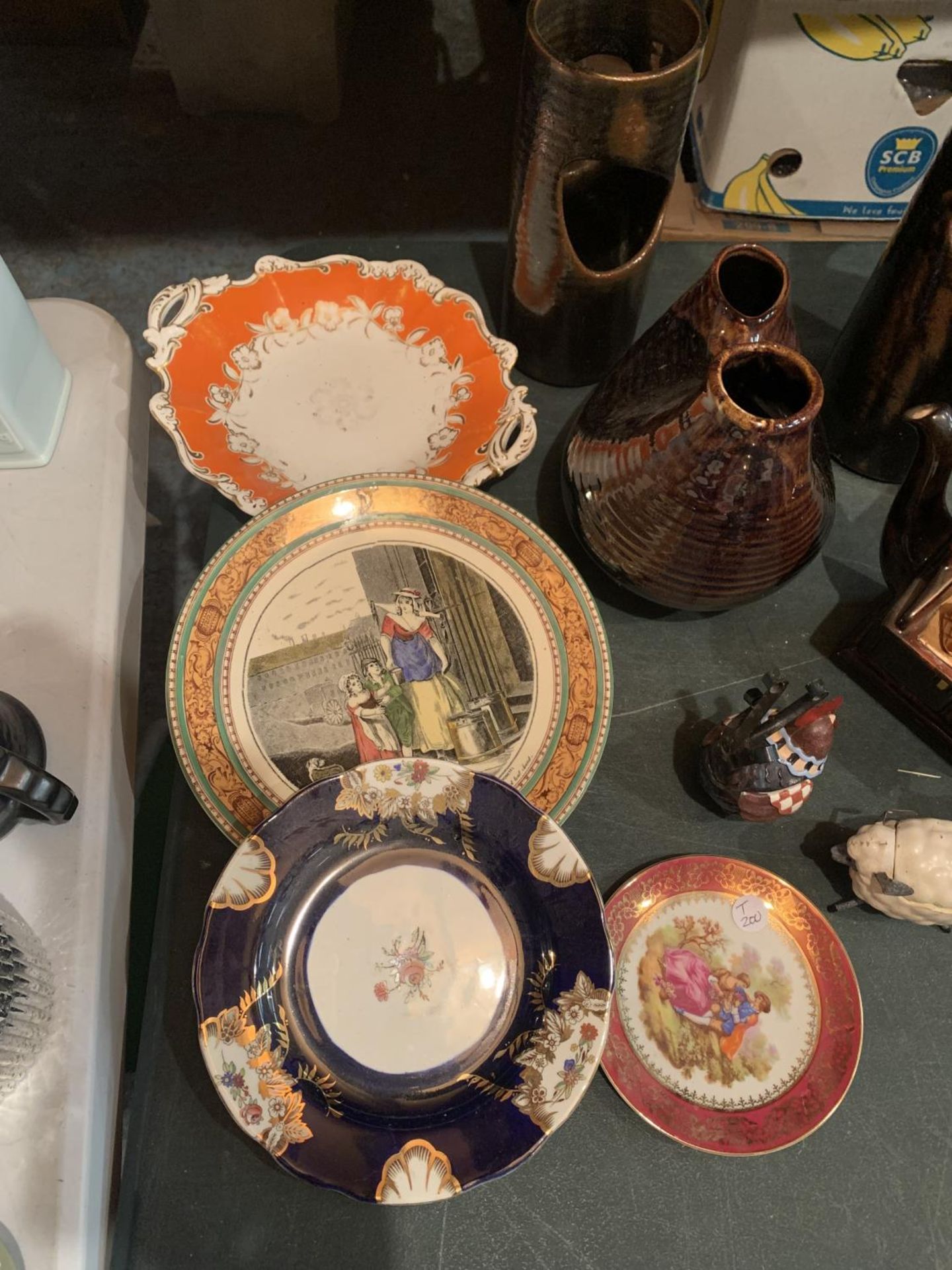 VARIOUS CERAMICS TO INCLUDE PLATES, STONEWARE VASES, A NOVELTY TEAPOT ETC - Image 2 of 3