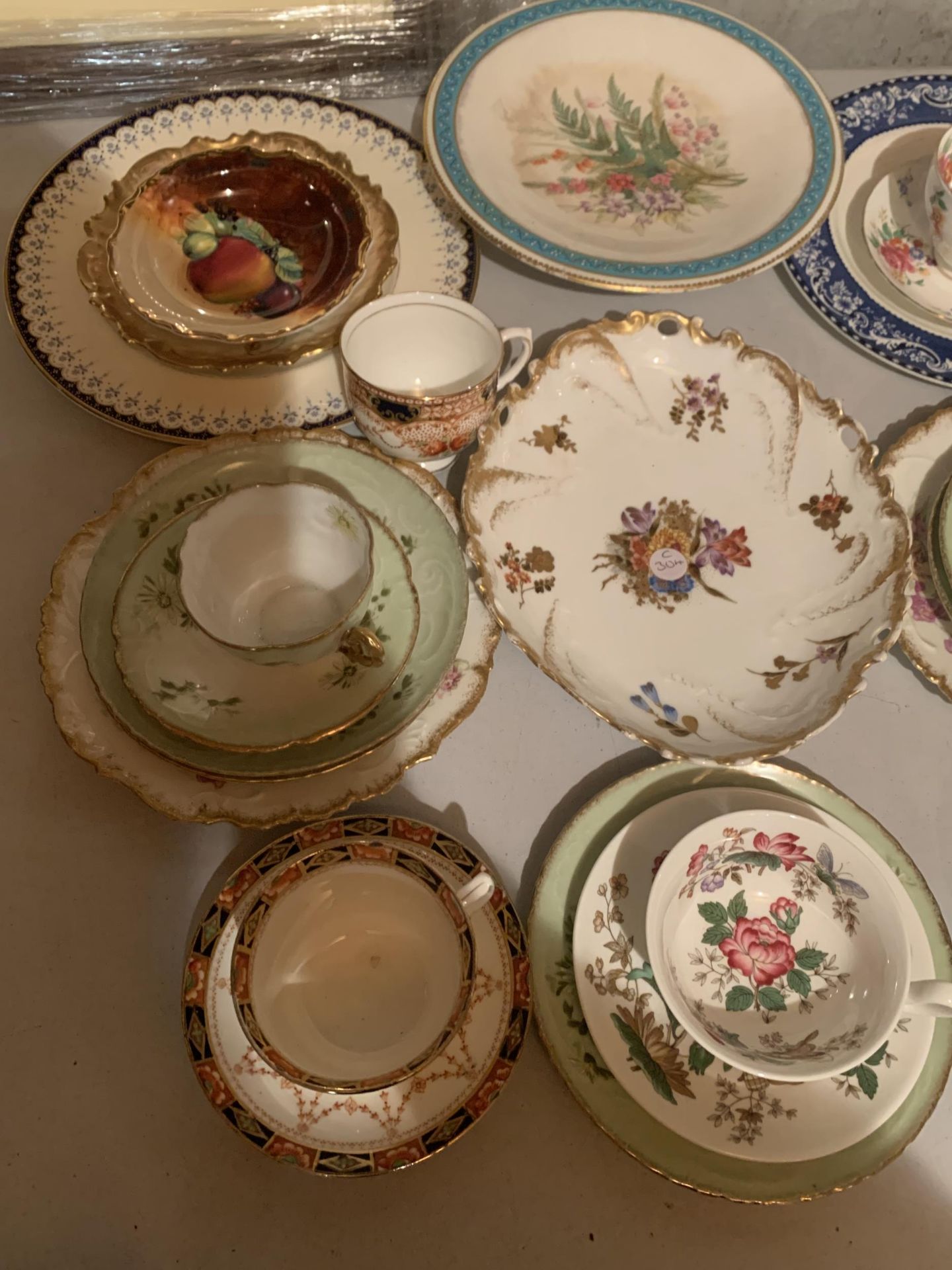 A MIXED SELECTION OF CHINA TO INCLUDE CUPS AND SAUCERS, SERVING DISH ETC - Image 3 of 3