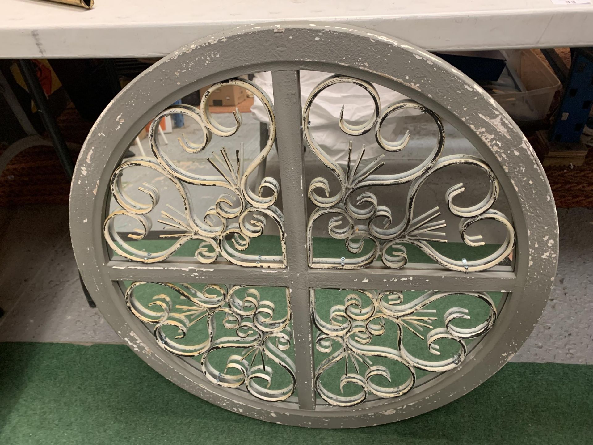 A VINTAGE STYLE DECORATIVE CIRCULAR MIRROR