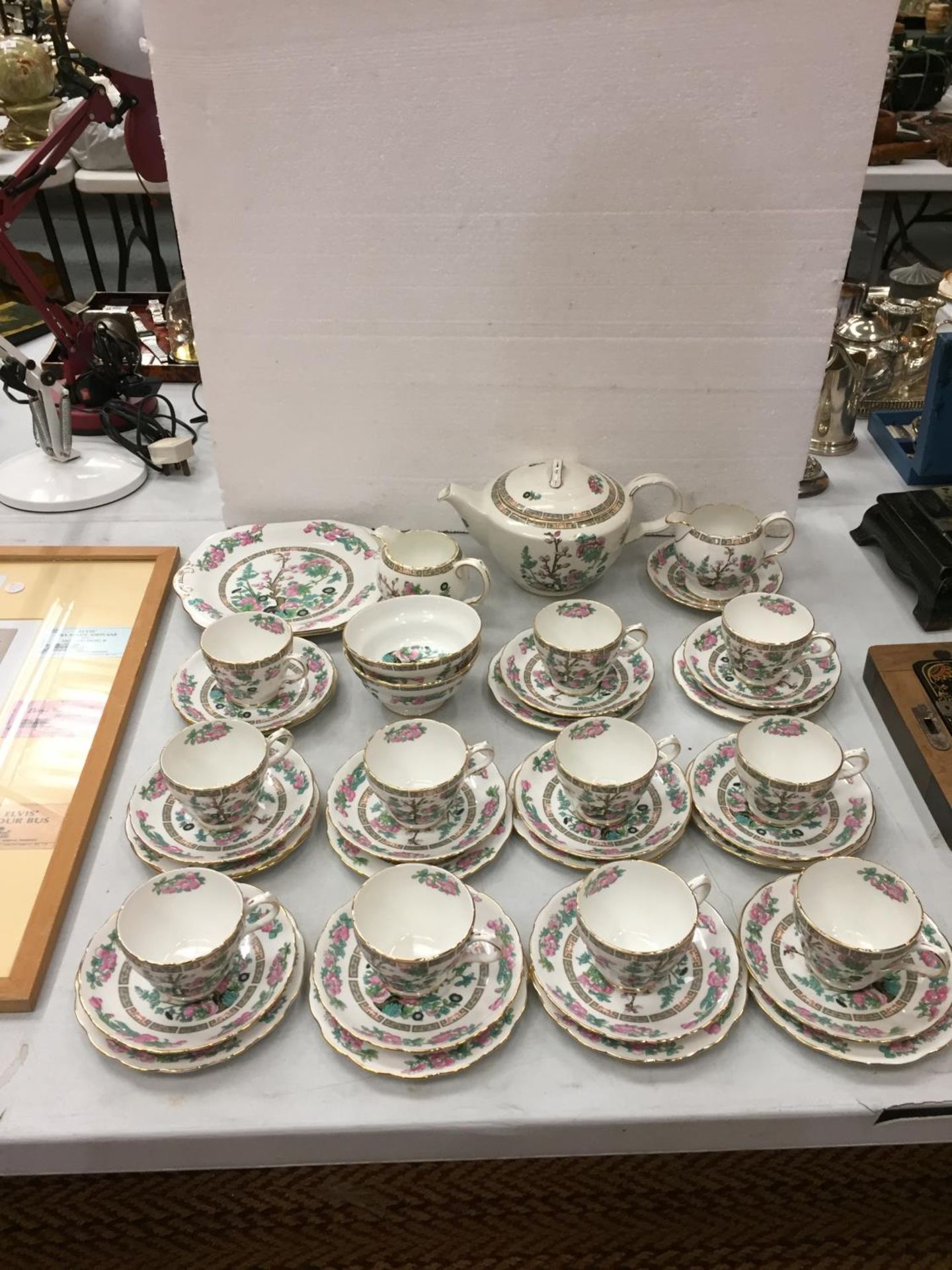 A VINTAGE COLLECTION OF A GROSVENOR FLORAL CHINA TEA SET TO INCLUDE 11 TRIOS, TWO MILK JUGS , TEA