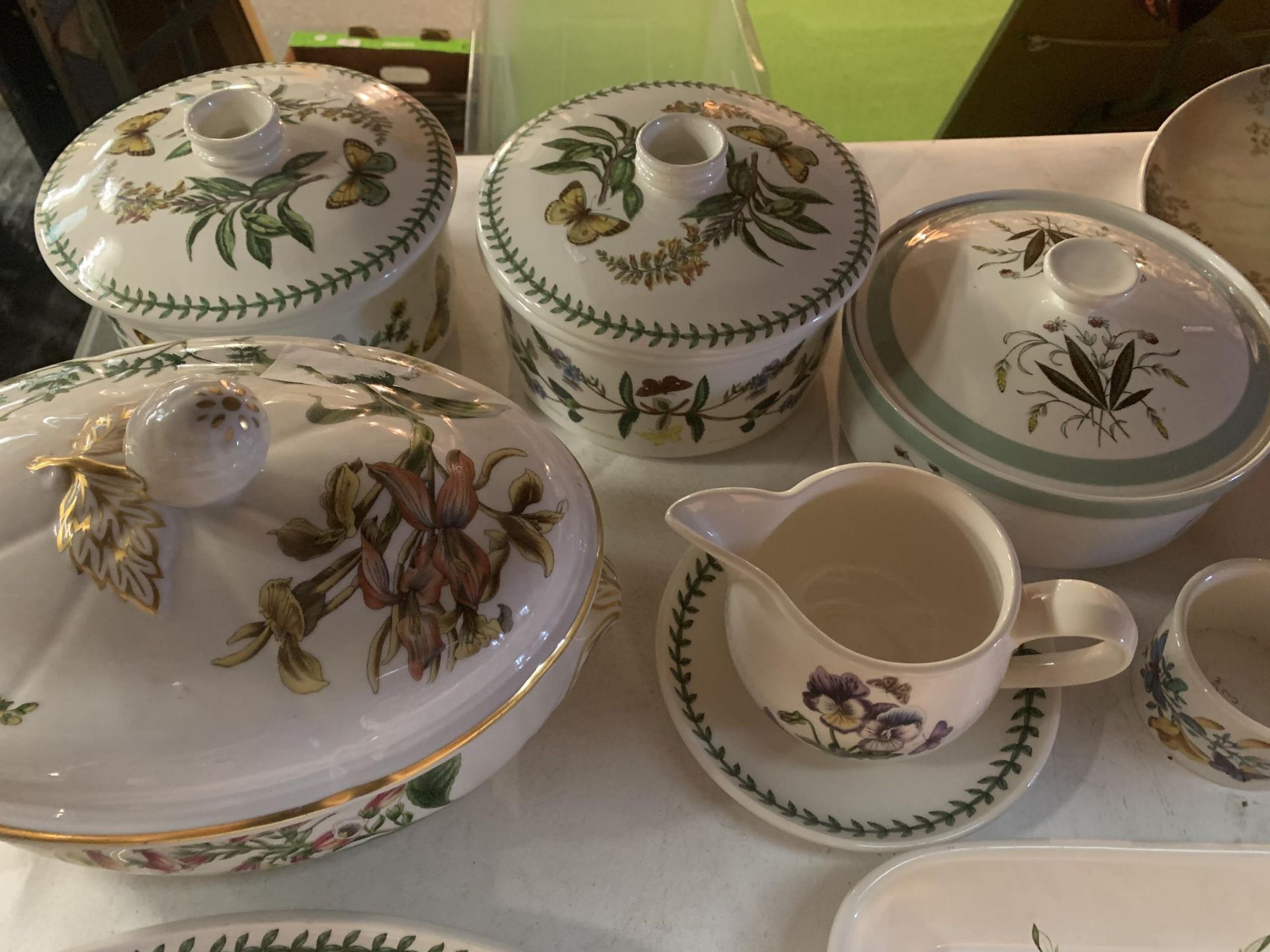 A COLLECTION OF SERVING DISHES TO INCLUDE PORTMEIRION BOTANIC GARDEN , SPODE "STAFFORD FLOWERS " ETC - Image 5 of 5