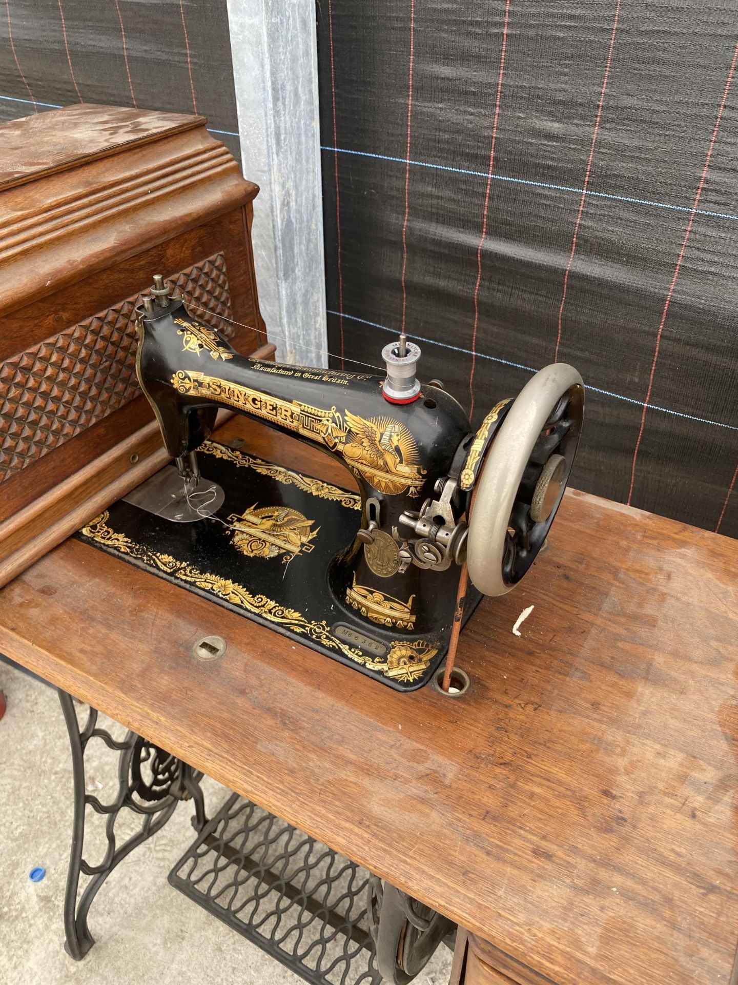 A SINGER TREADLE SEWING MACHINE WITH SEWING CONTENTS TO DRAWERS - Image 3 of 6