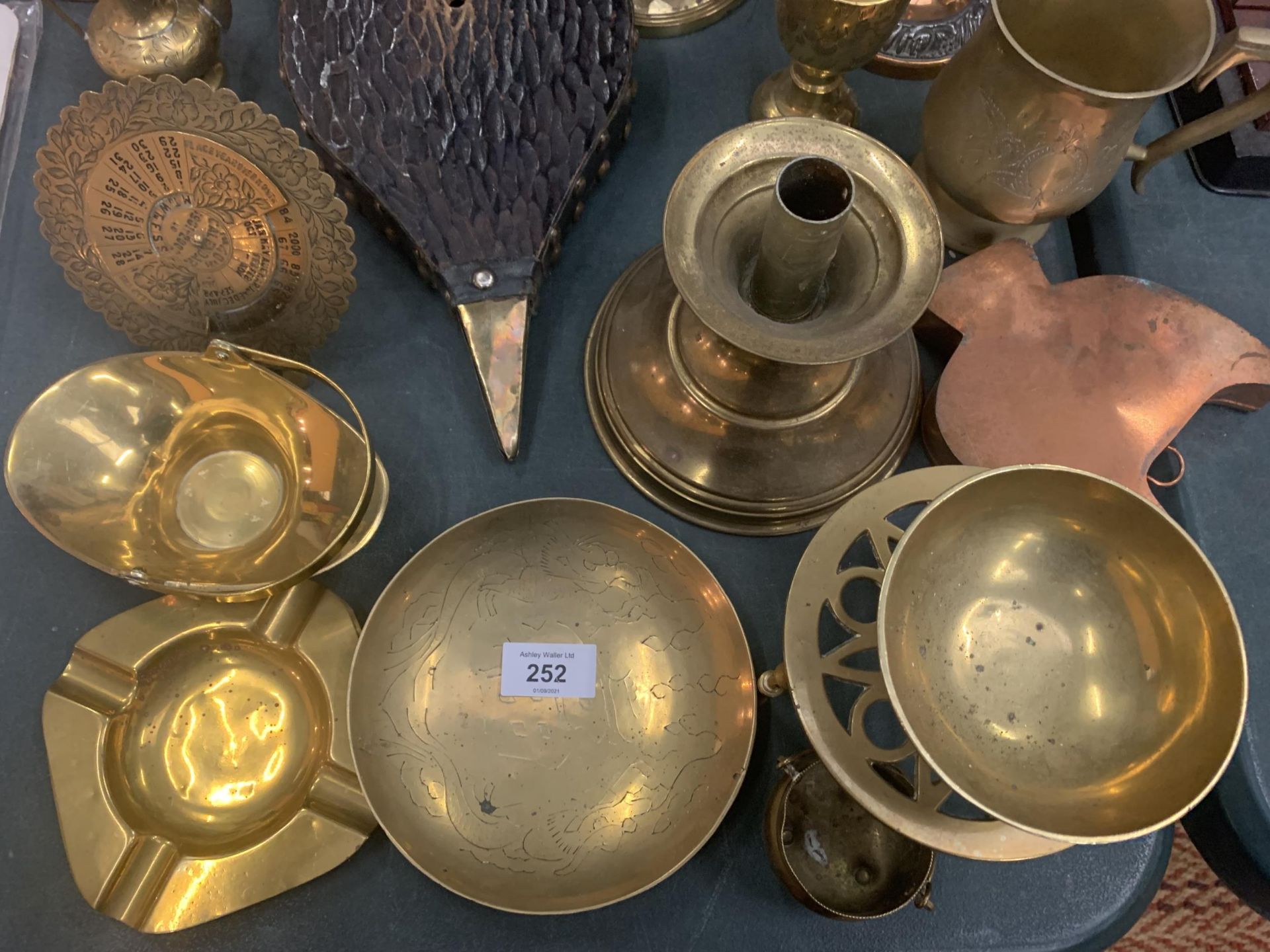 A SELECTION OF BRASS ITEMS TO INCLUDE CANDLE SICK HOLDERS, FIREPLACE BELLOWS - Image 2 of 3