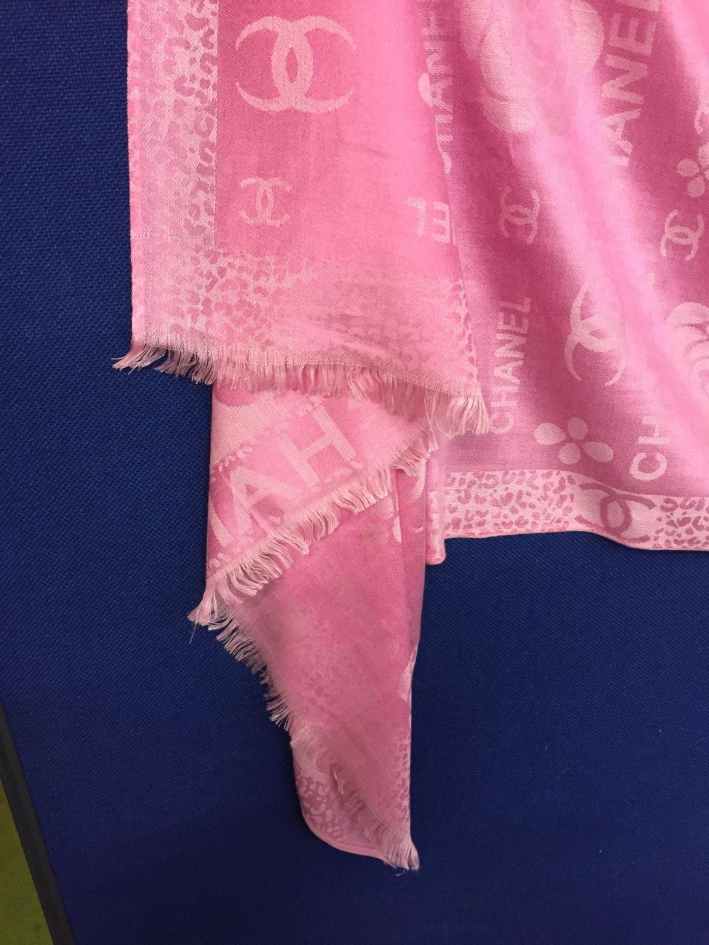 A PINK LADIES FASHION SHAWL - Image 3 of 3