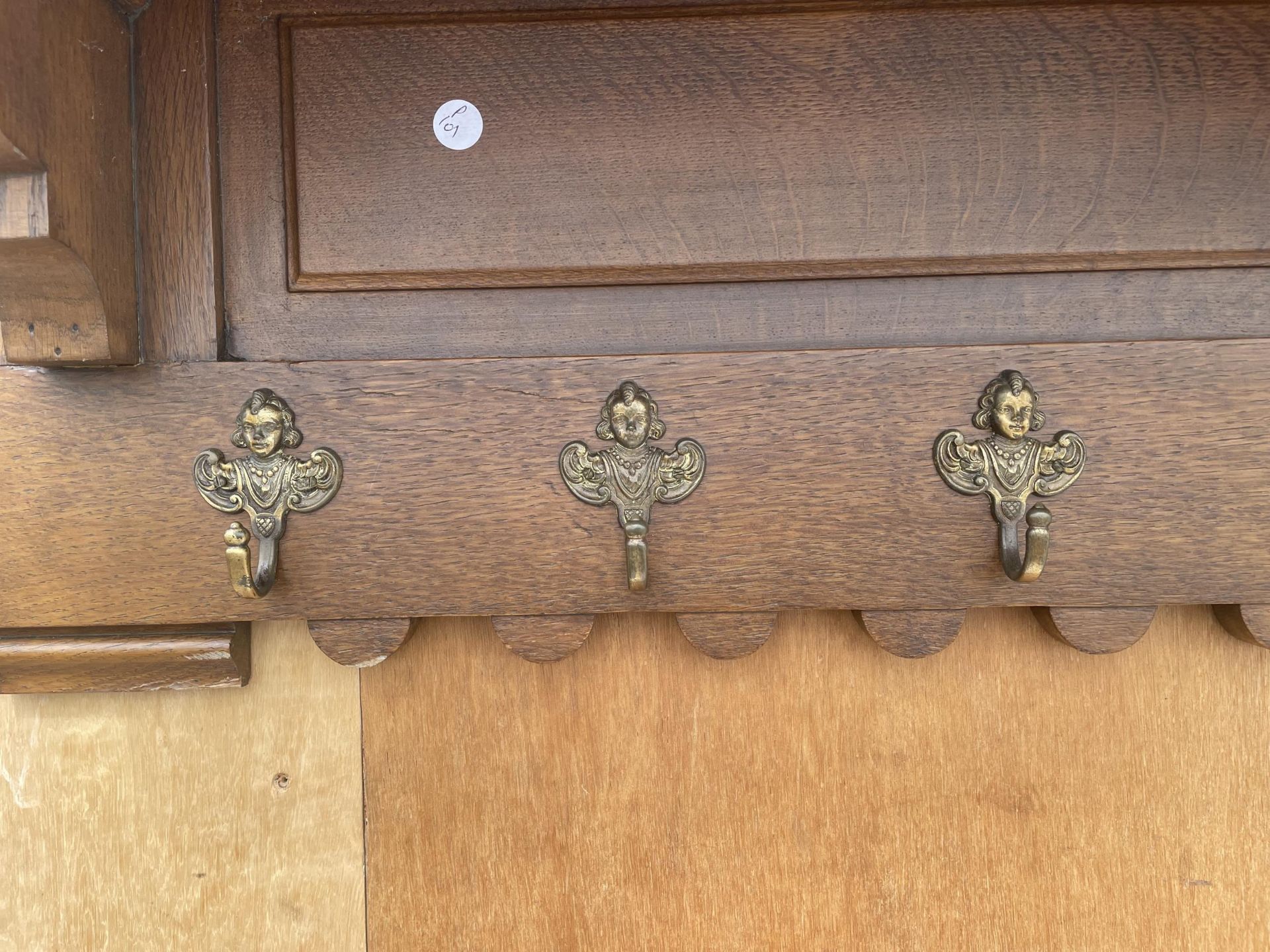 AN EARLY 20TH CENTUARY OAK HALL SHELF INCORPORATING EIGHT DECORATIVE BRASS COAT HOOKS - Image 2 of 3