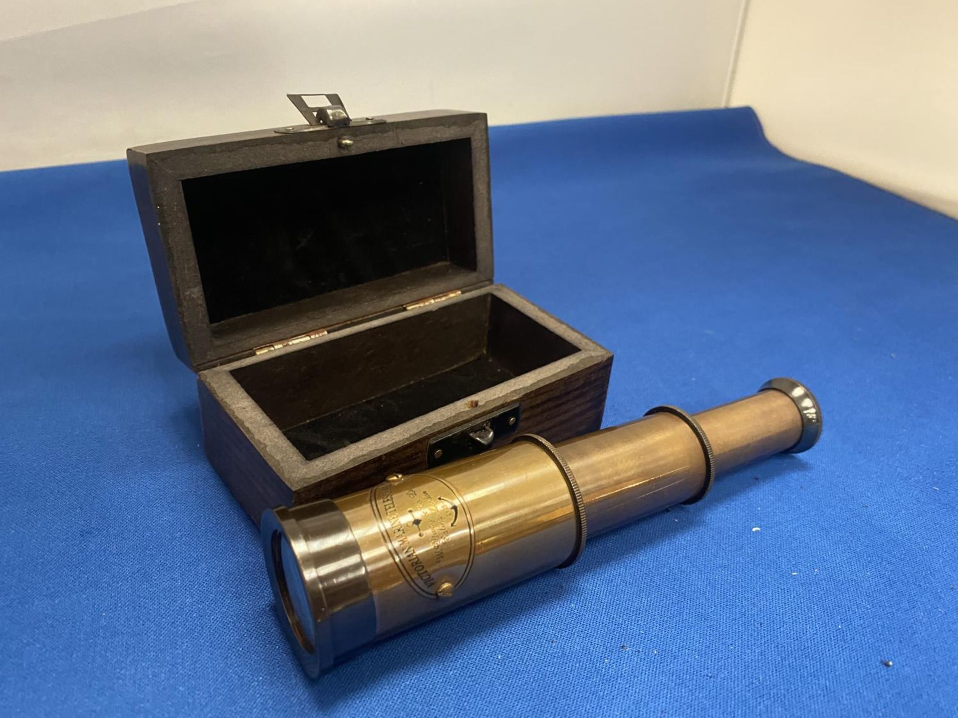 A BOXED VICTORIAN STYLE MARINE TELESCOPE - Image 3 of 4