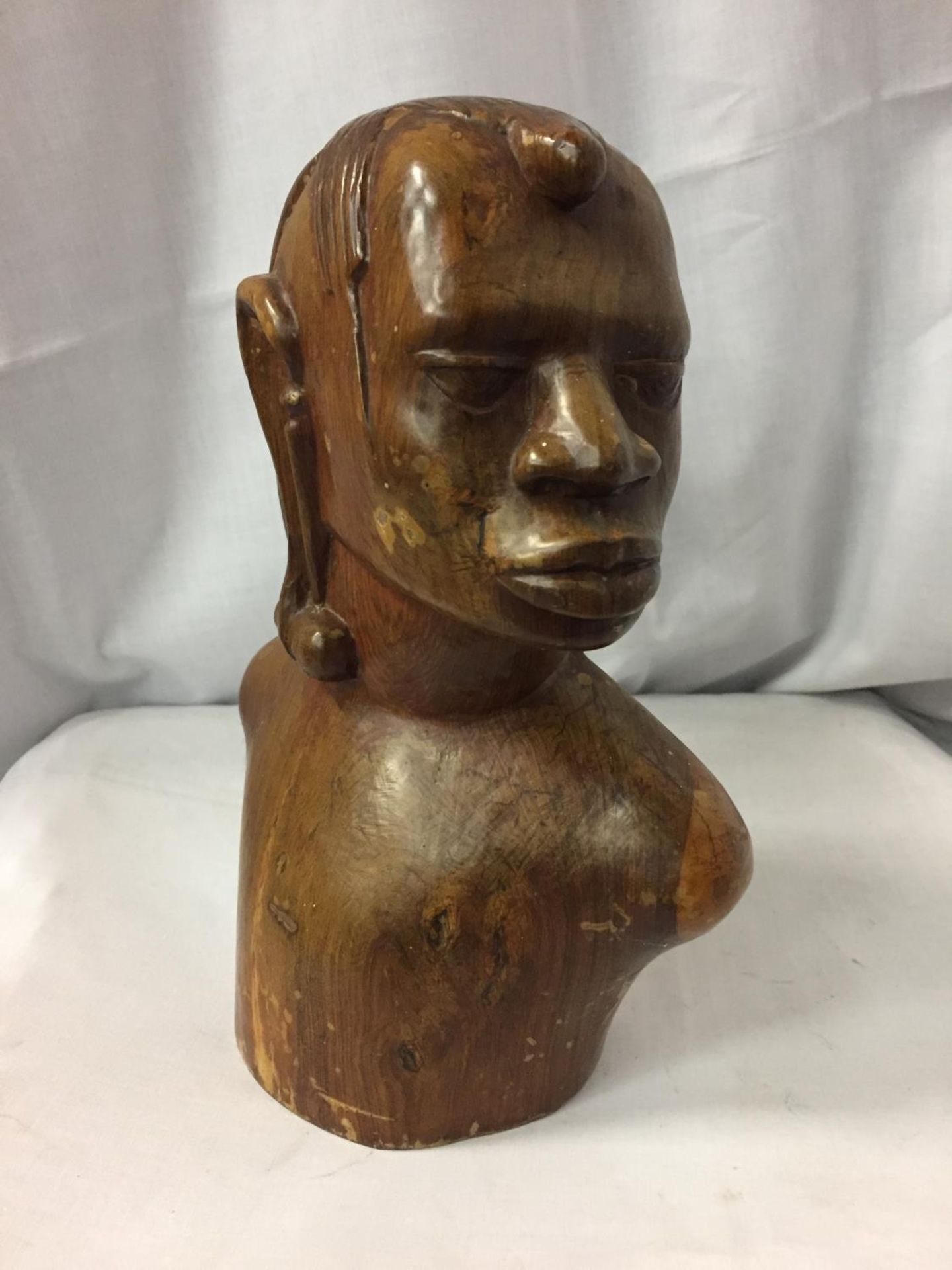 A HEAVY CARVED WOODEN AFRICAN TRIBAL BUST H :25CM