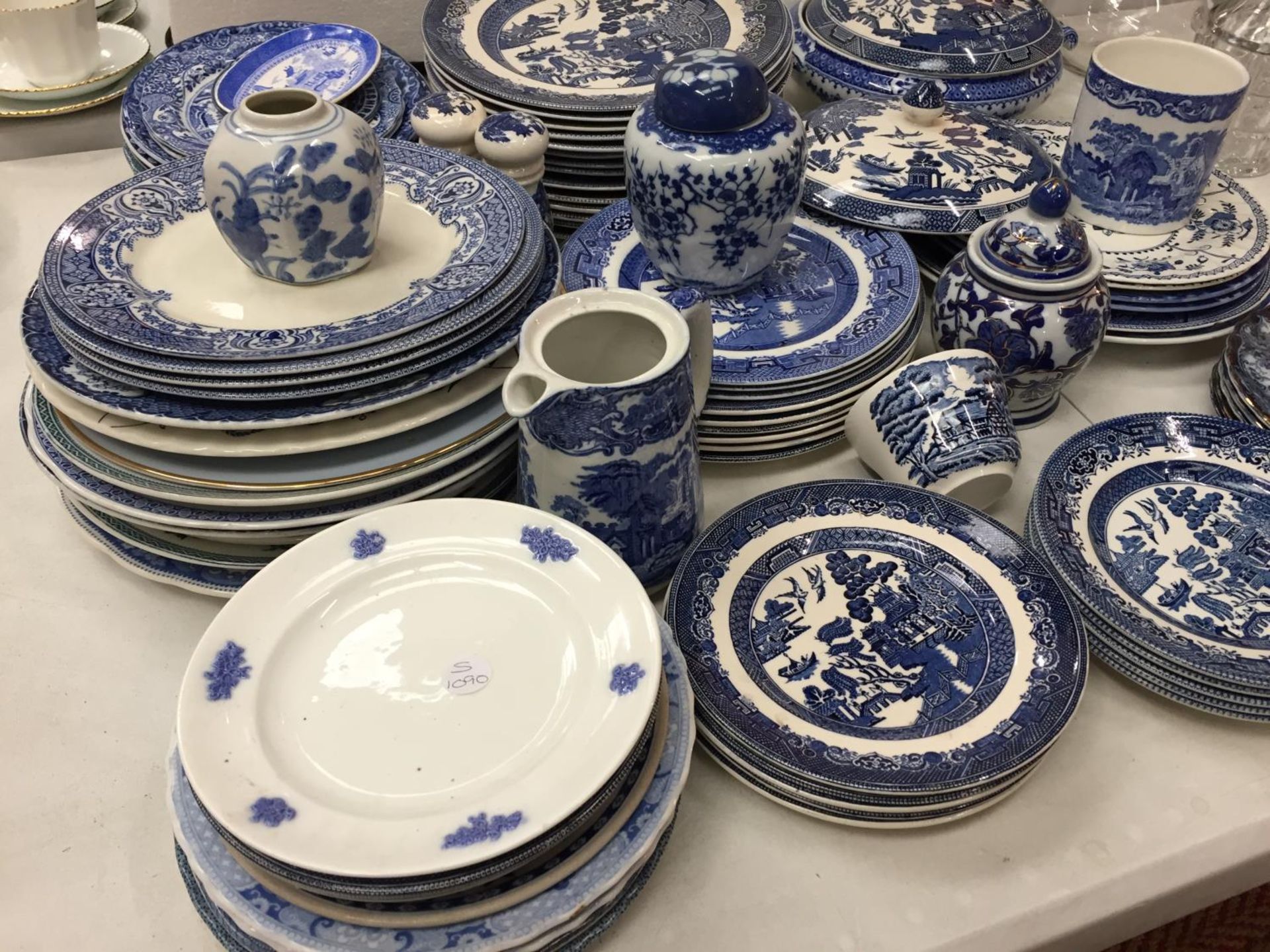 A LARGE SELECTION OF MAINLY, BLUE WILLOW PATTERN CHINA PLATES ALONG WITH A CRUET SET AND GINGER JARS - Image 2 of 6