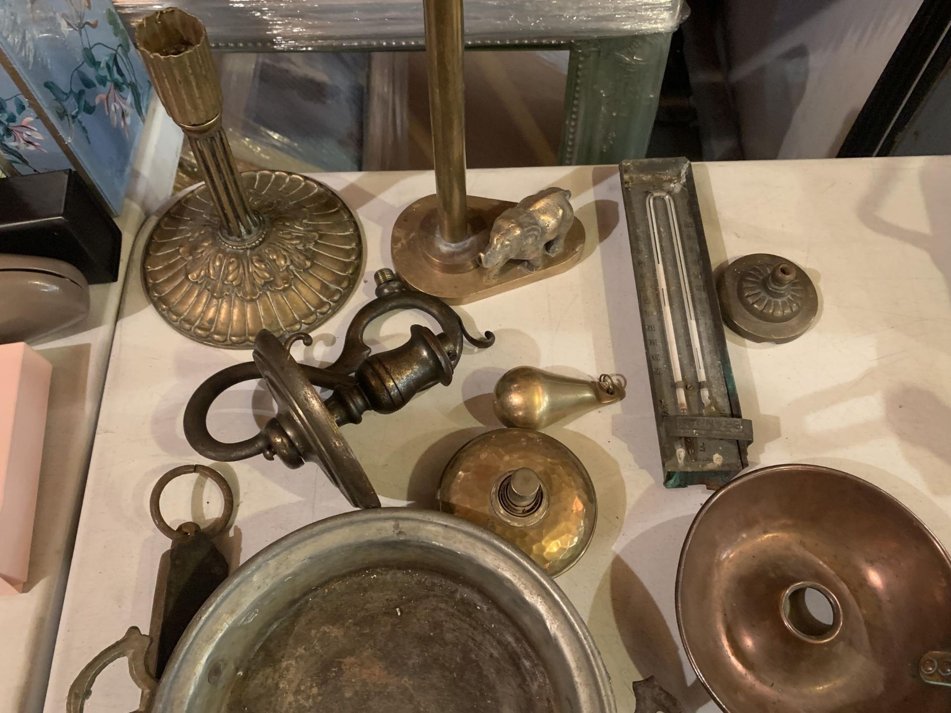 A MIXED SELECTION TO INCLUDE SOME BRASS ITEMS , A DECORATIVE VINTAGE LOCK AND THREE KEYS - Image 4 of 4