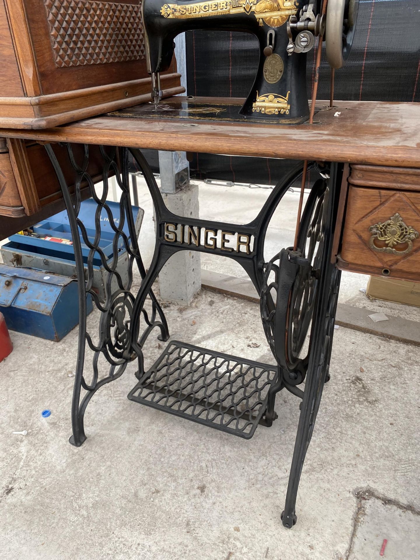 A SINGER TREADLE SEWING MACHINE WITH SEWING CONTENTS TO DRAWERS - Image 4 of 6