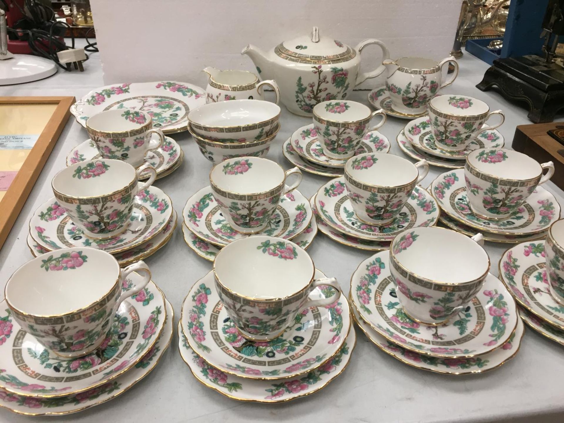 A VINTAGE COLLECTION OF A GROSVENOR FLORAL CHINA TEA SET TO INCLUDE 11 TRIOS, TWO MILK JUGS , TEA - Image 4 of 5