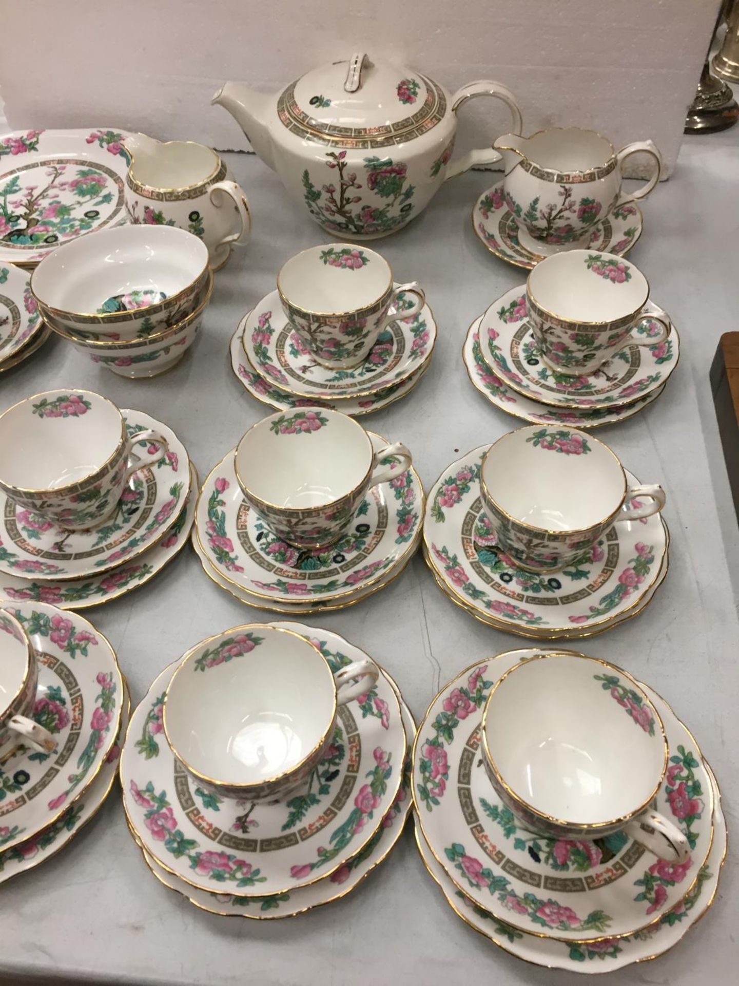 A VINTAGE COLLECTION OF A GROSVENOR FLORAL CHINA TEA SET TO INCLUDE 11 TRIOS, TWO MILK JUGS , TEA - Image 2 of 5